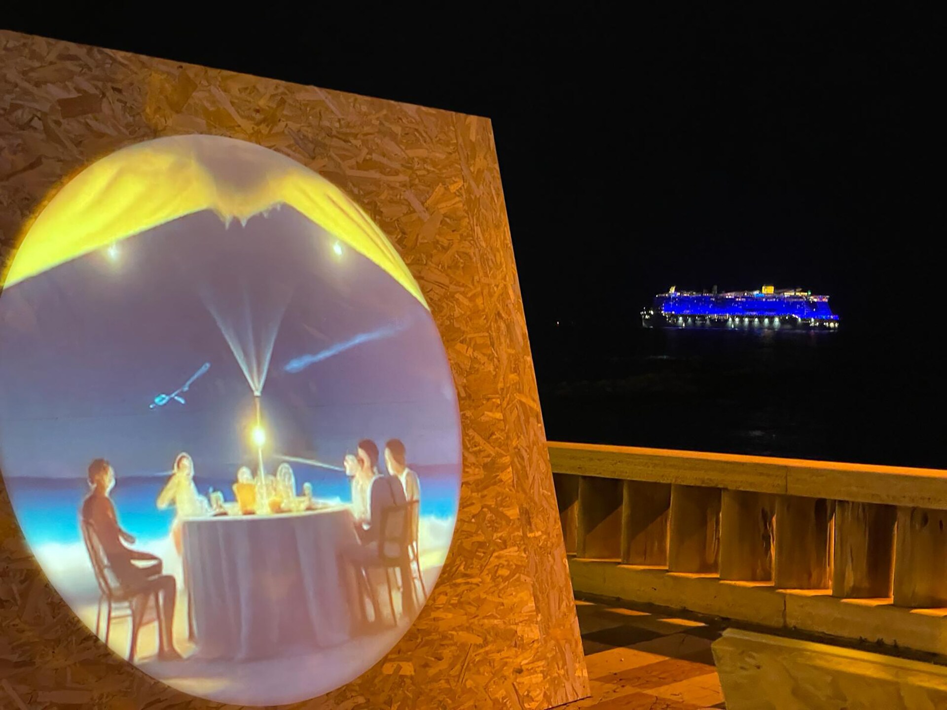 L'installazione "Una vita in vacanza" (Lo Stato Sociale 2018) di Adduci, Brambilla, Brasca, affida a un mix di luci e proiezioni di immagini il desiderio di una vita diversa
