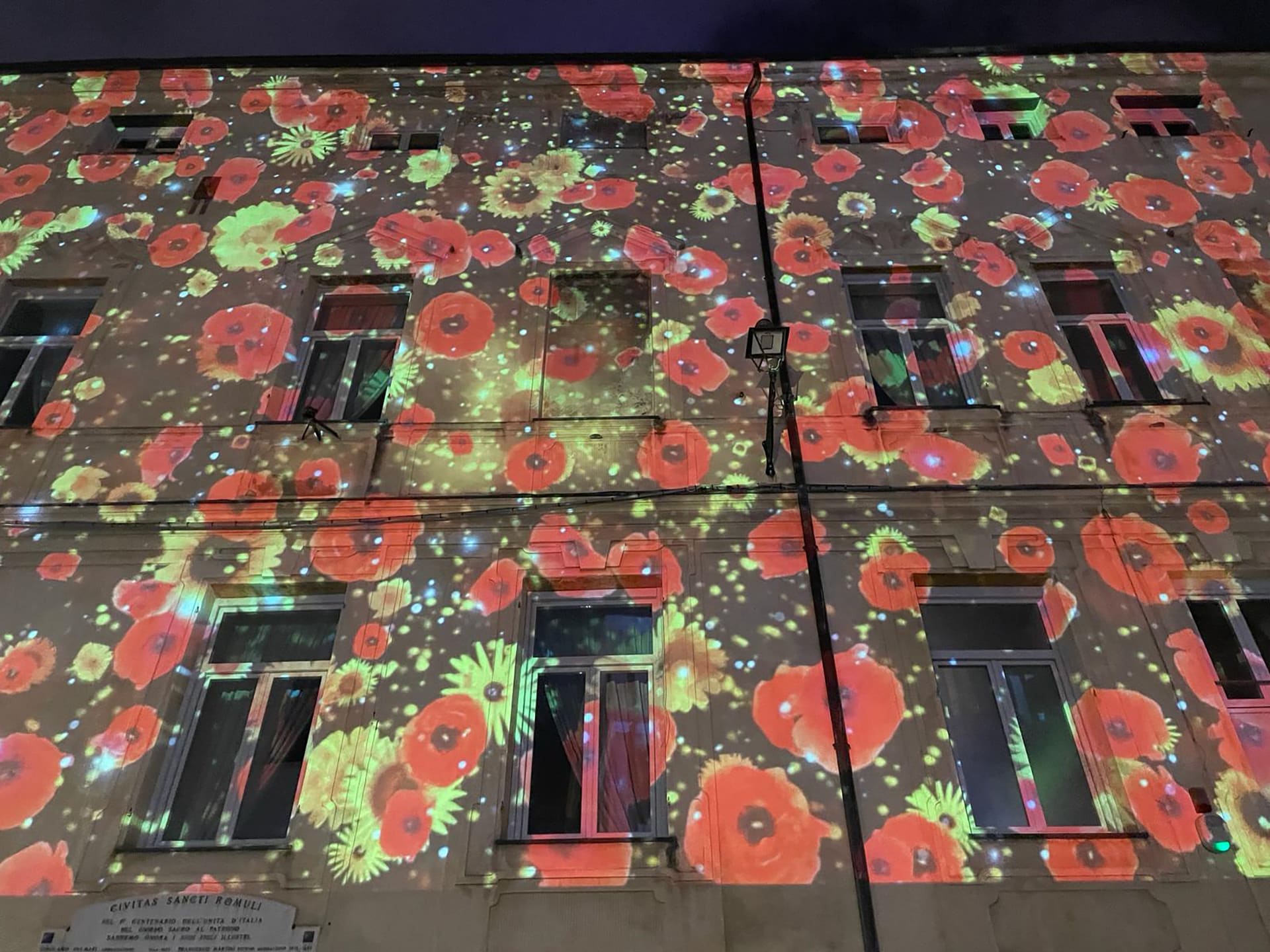 Installazione "Due Vite" (Marco Mengoni 2023) di CastagnaRavelli è un omaggio alla canzone vincitrice dell’ultimo festival: una proiezione di fiori sulla facciata del Museo Civico, per rappresentare la fragile bellezza delle nostre vite, espressa dal testo. 