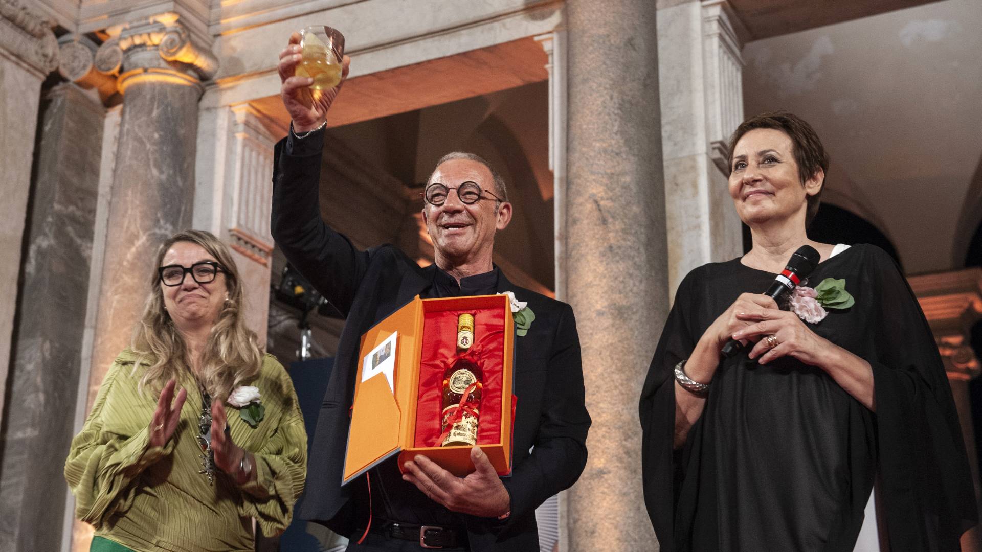 2023 - Ada D'Adamo, Come d'aria, ritirano il premio Elena Stancanelli, Alfredo Favi, il marito di Ada D'Adamo, e Loretta Santini, direttore editoriale della casa editrice Elliot
