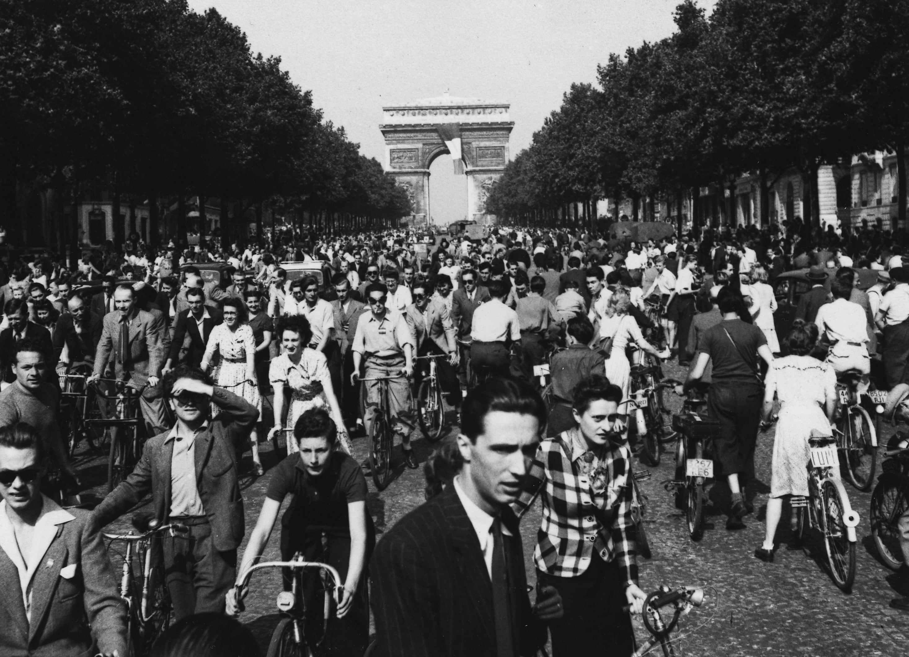 Parigini si uniscono alla parata (della Vittoria) lungo gli Champs Elysees dall'Arco di Trionfo. 25 agosto 1944, Parigi, Francia. Fotografo: sconosciuto o non fornito Per gentile concessione degli U.S. National Archives 