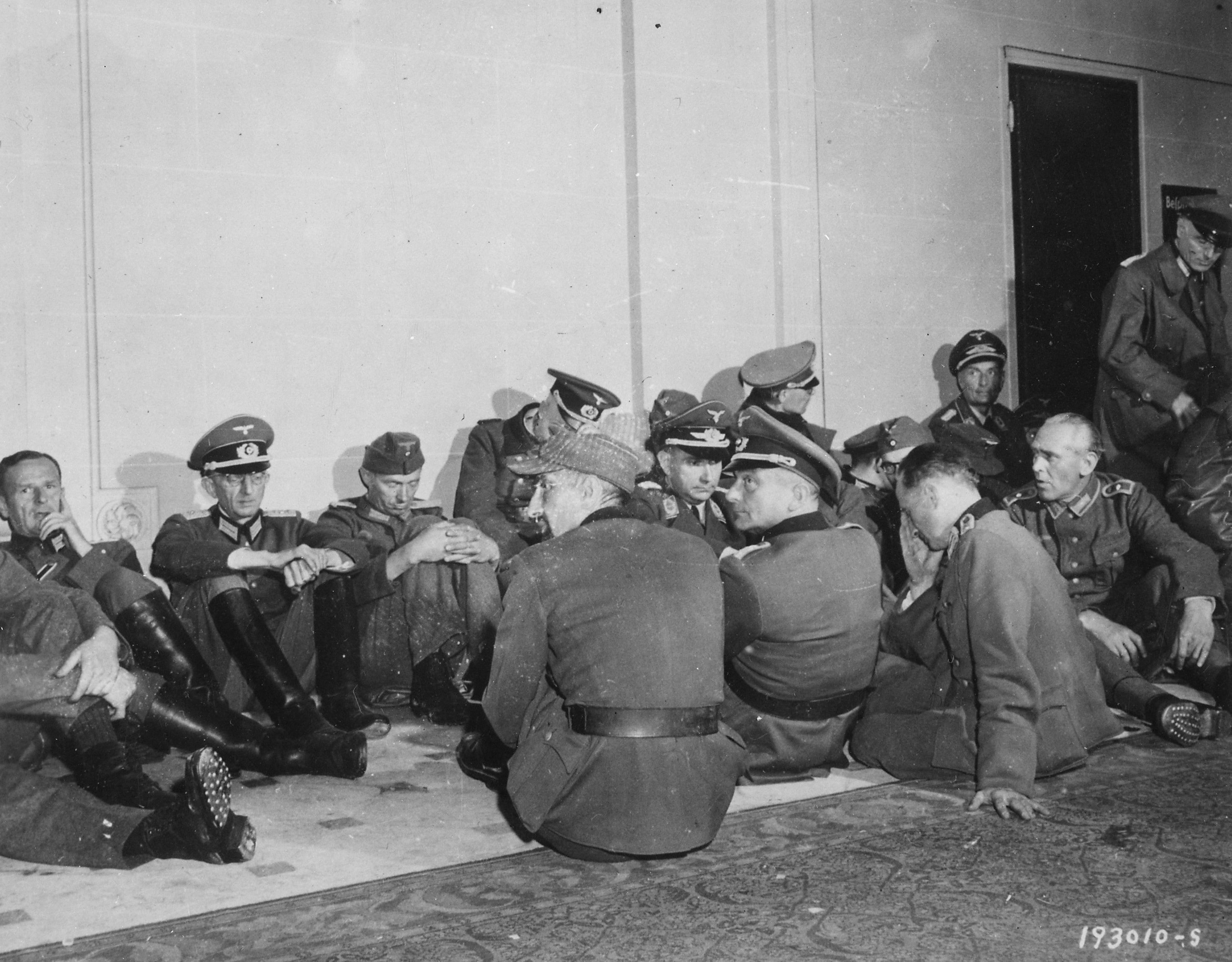 Ufficiali tedeschi di alto rango catturati dalle truppe della Francia Libera che hanno liberato la capitale del loro paese sono alloggiati nell'hotel Majestic, quartier generale della Wehrmacht nei giorni dell'occupazione nazista. 26 agosto 1944, Parigi, Francia. Fotografo: sconosciuto o non fornito Per gentile concessione degli U.S. National Archives 