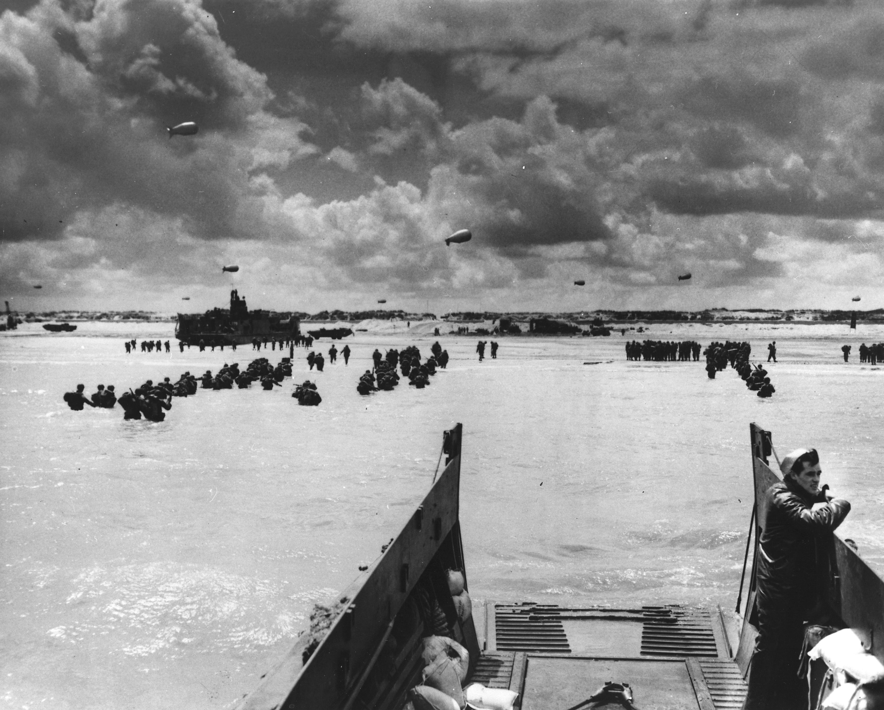 Le truppe americane sbarcano in Normandia. 6 giugno 1944, Normandia, Francia. Fotografo: sconosciuto o non fornito Per gentile concessione della Franklin D. Roosevelt Library / U.S. National Archives 