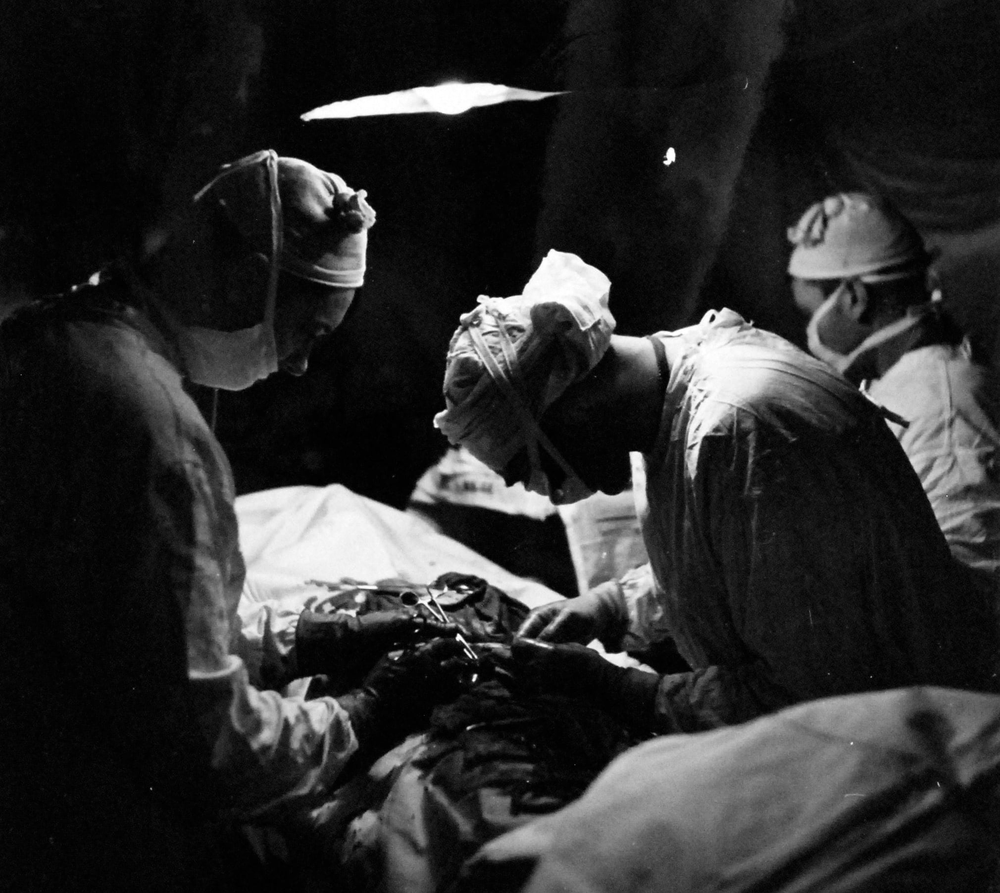 Chirurghi dell'esercito americano eseguono impegnative operazioni in un ospedale da campo vicino alle linee del fronte. Giugno 1944, Normandia, Francia. Per gentile concessione del National Museum of the U.S. Navy / U.S. National Archives 