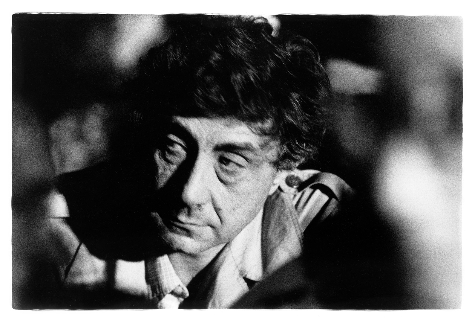 Fotografia in bianco e nero. Gian Butturini la propone nel photo book TU INTERNI...IO LIBERO (Trieste, 1977), ripubblicato nel 2024 dalla Associazione Gian Butturini con l'inedita introduzione di Peppe Dell'Acqua. Il soggetto della foto è Franco Basaglia, allora direttore dell'ospedale psichiatrico triestino. La foto è stata scelta dagli eredi Basaglia per essere utilizzata, con il consenso degli eredi di Gian Butturini, per il francobollo celebrativo realizzato da Poste Italiane e dal Poligrafico dello Stato per il centenario della nascita di Basaglia. L'11 marzo 2024 il francobollo è stato presentato a Roma presso Sala Basaglia a Santa Maria della Pietà