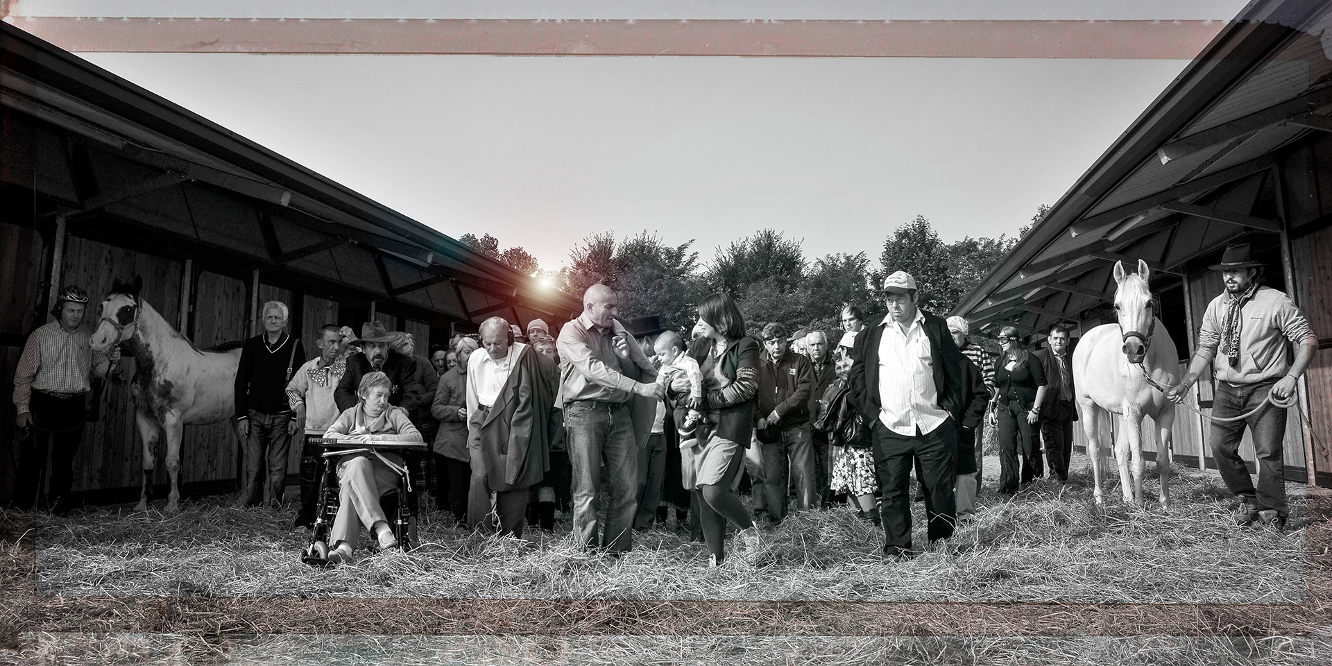 Fotografia in bianco e nero: Patrizia Riviera_ La Liberazione della Follia_01: Un gruppo di pazienti ospiti della Fondazione Emilia Bosis di Bergamo interpreta il Quarto Stato della Follia. Fotografia realizzata per la locandina dello spettacolo teatrale “Caai Macc” di Alessandro Garzella e Fabrizio Cassanelli alla Fiera Nuova di Bergamo. Ho fatto indossare ad ognuno un elemento incoerente. Cascina Germoglio Verdello (BG) 2008.