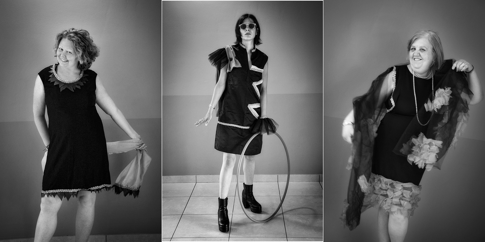 Fotografia in bianco e nero: Patrizia Riviera_La Liberazione della Follia_02: Laboratorio di moda con Luca Hettner (fashion designer), aiutato dagli studenti della scuola di moda dell'Istituto Caniana di Bergamo, in un progetto di alternanza scuola-lavoro. Gli ospiti della Fondazione Emilia Bosis hanno disegnato i loro abiti, e trasformato poi gli abiti vintage, secondo i loro progetti. Indossano gli abiti prodotti durante il laboratorio. Verdello (BG), 2017-2018