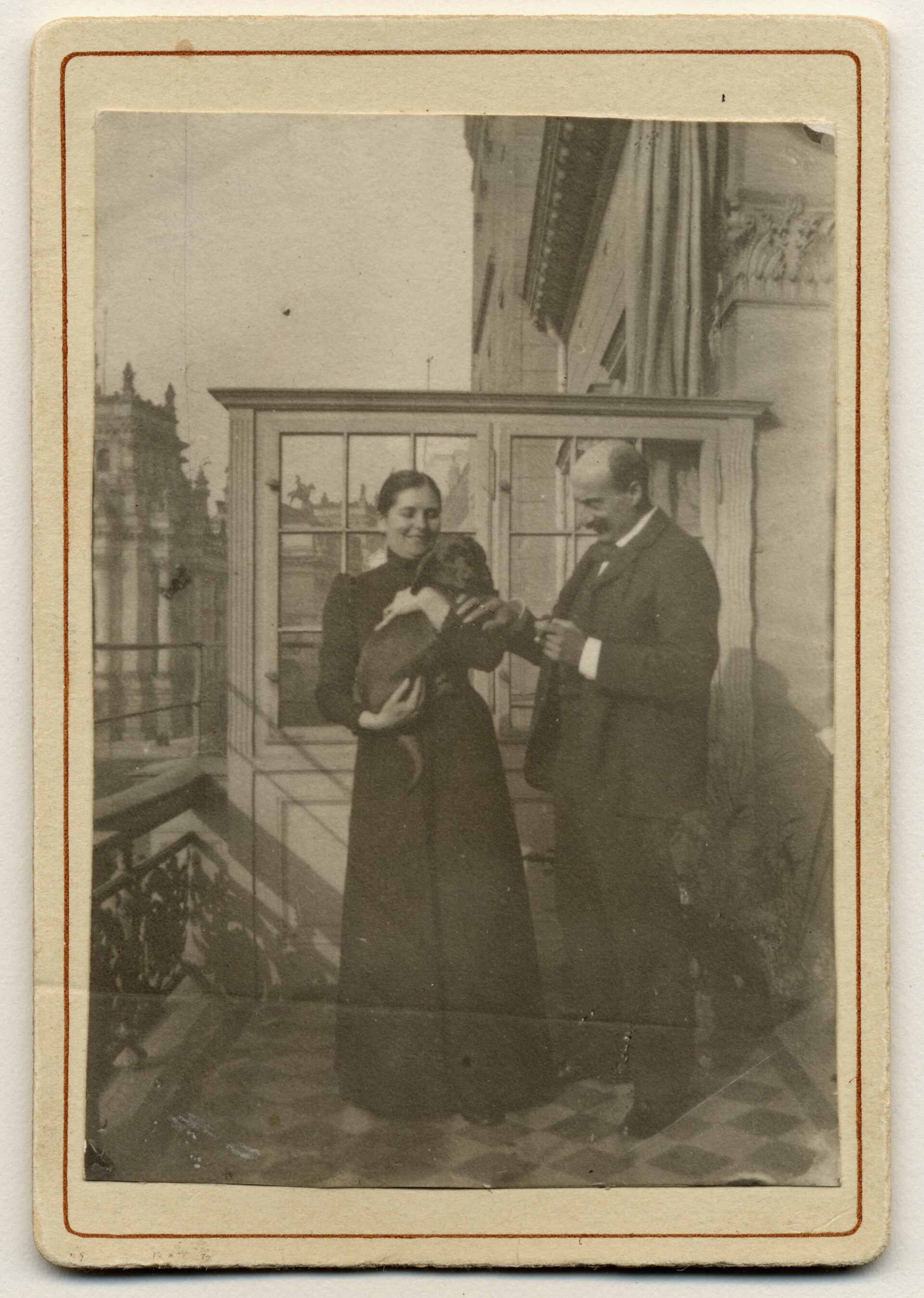 Max e Martha Liebermann sul loro balcone, Pariser Platz 7 - 1900 ca. Ristampa © Zornsamlingarna, Mora