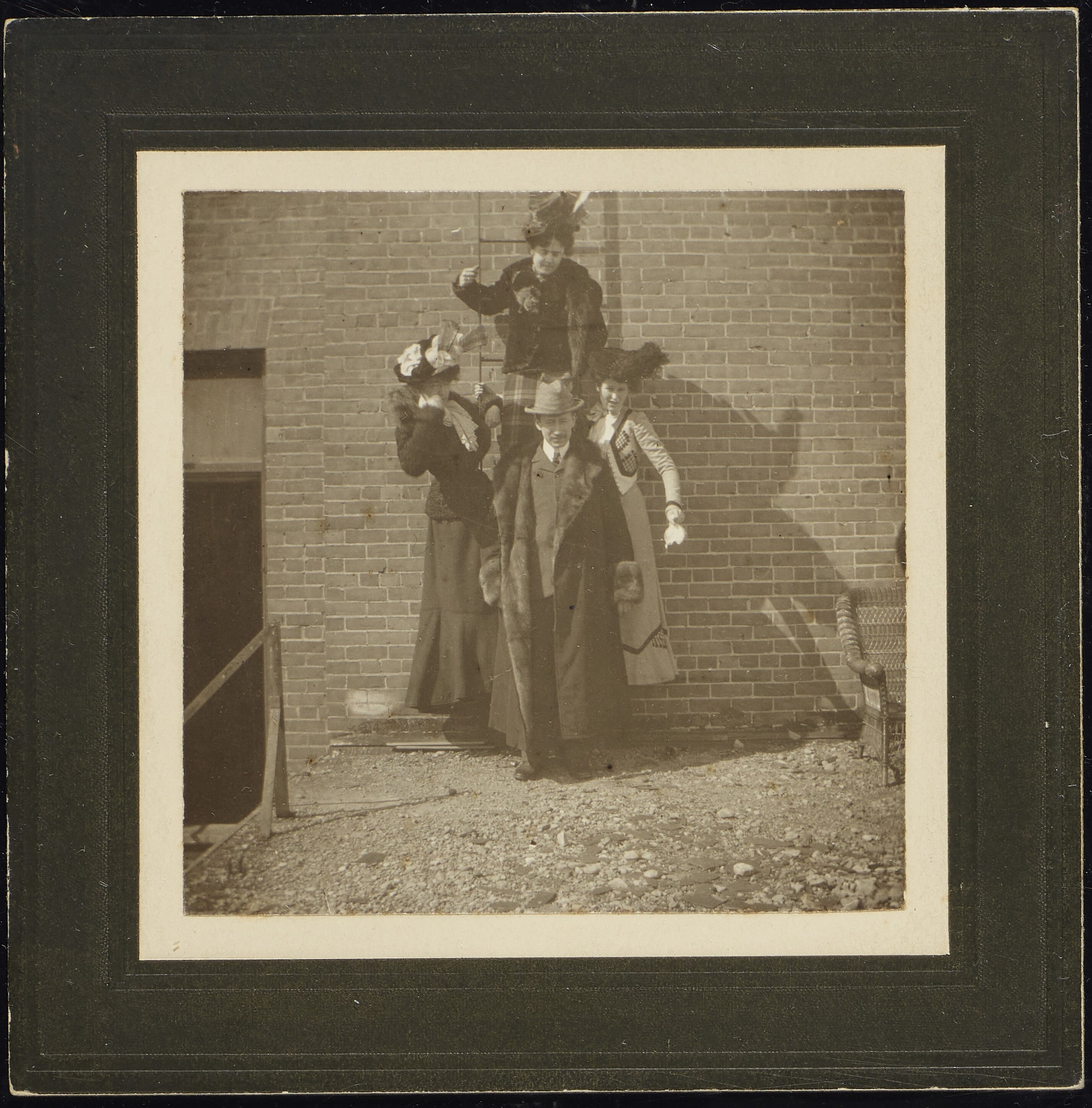 Foto scherzosa di Guglielmo Marconi assediato da tre donne (fine Ottocento (Oxford, Bodleian Libraries, MarconiArchives) 