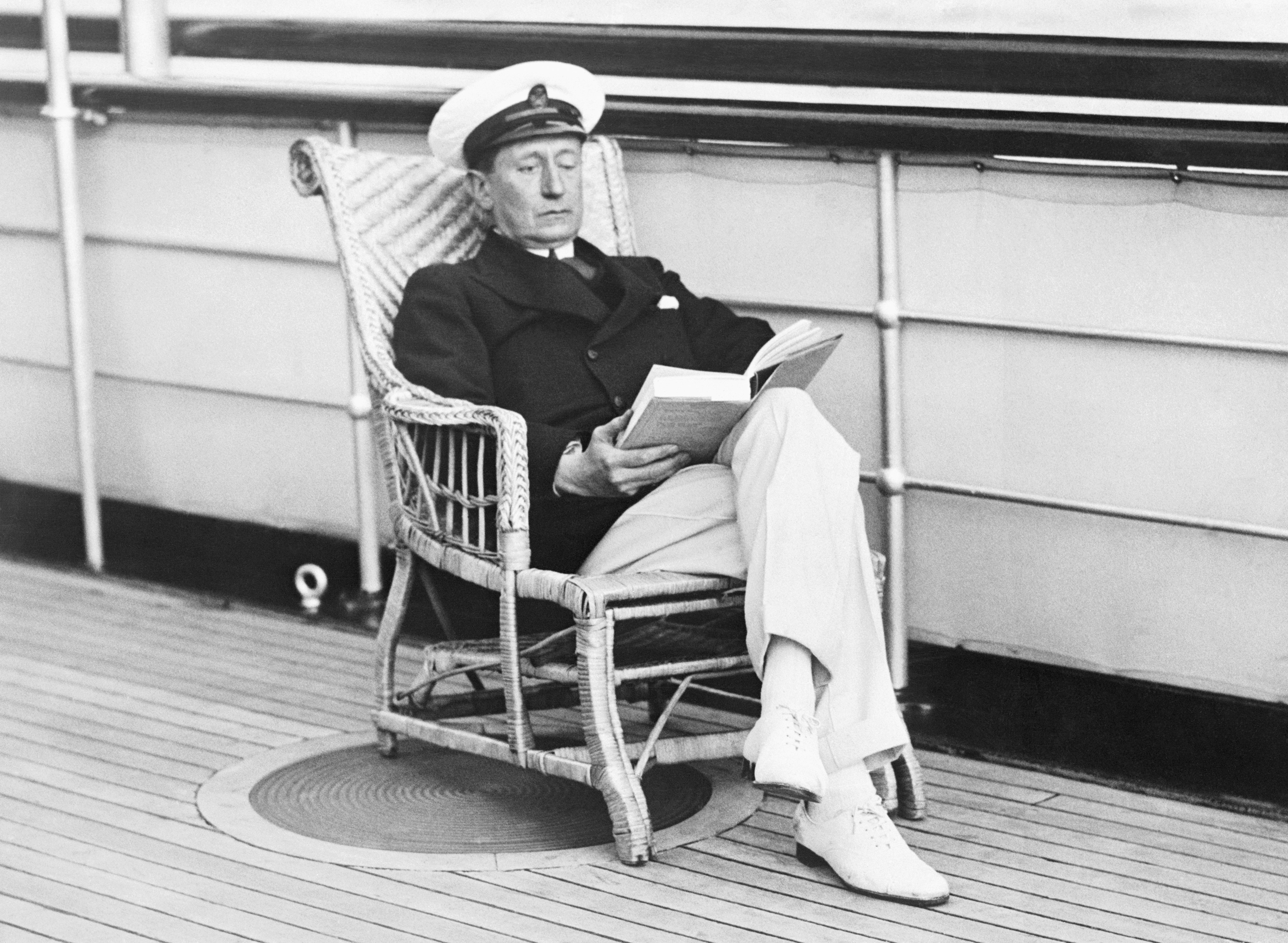 Marconi mentre legge un libro a bordo dell’Elettra, circa 1930 (Bettmann / Getty Images) 