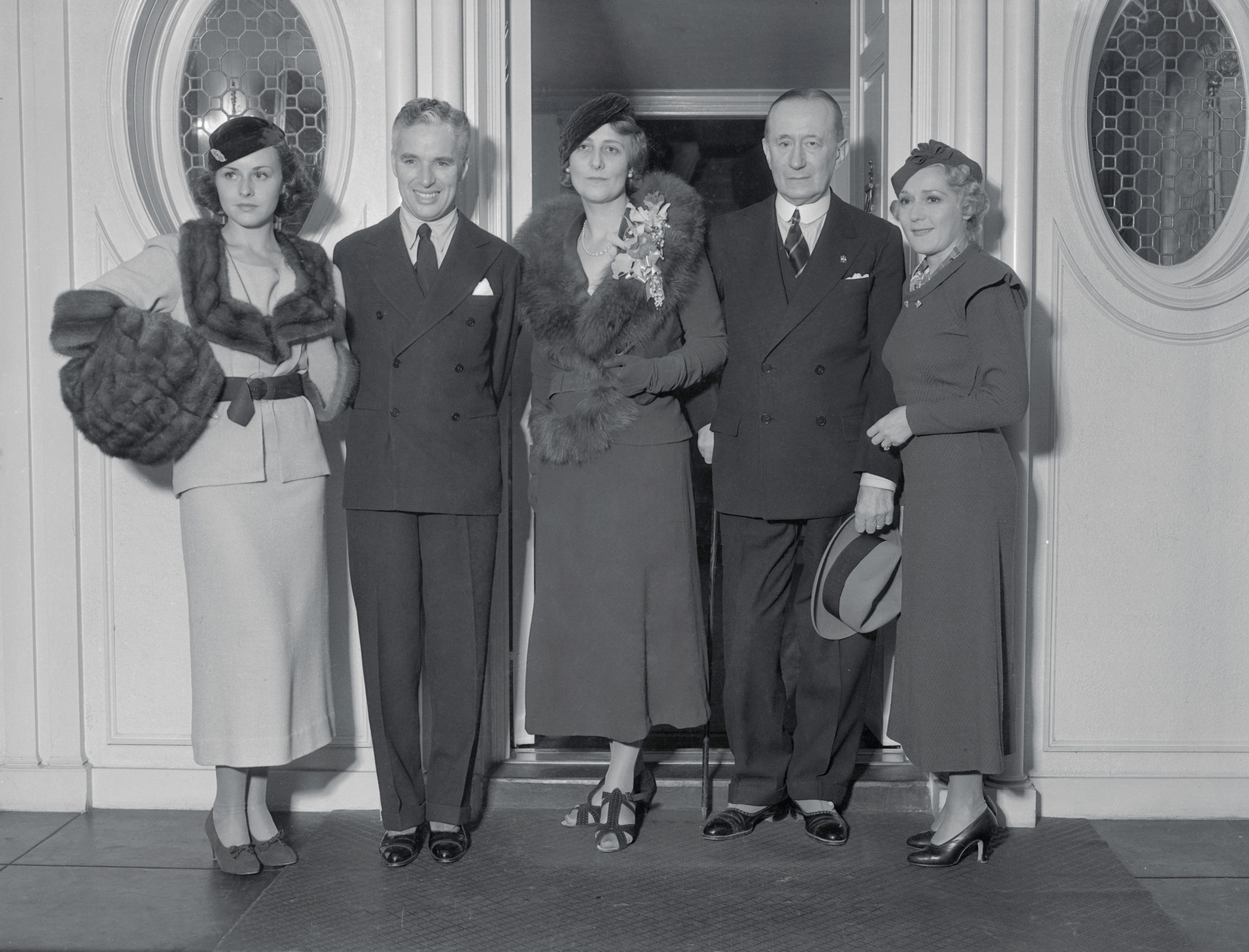 I coniugi Marconi con (da sinistra) l’attrice Paulette Goddard, il regista e attore Charlie Chaplin e l’attrice Mary Pickford, il 25 ottobre 1933 a Hollywood (Bettmann / Getty Images) 