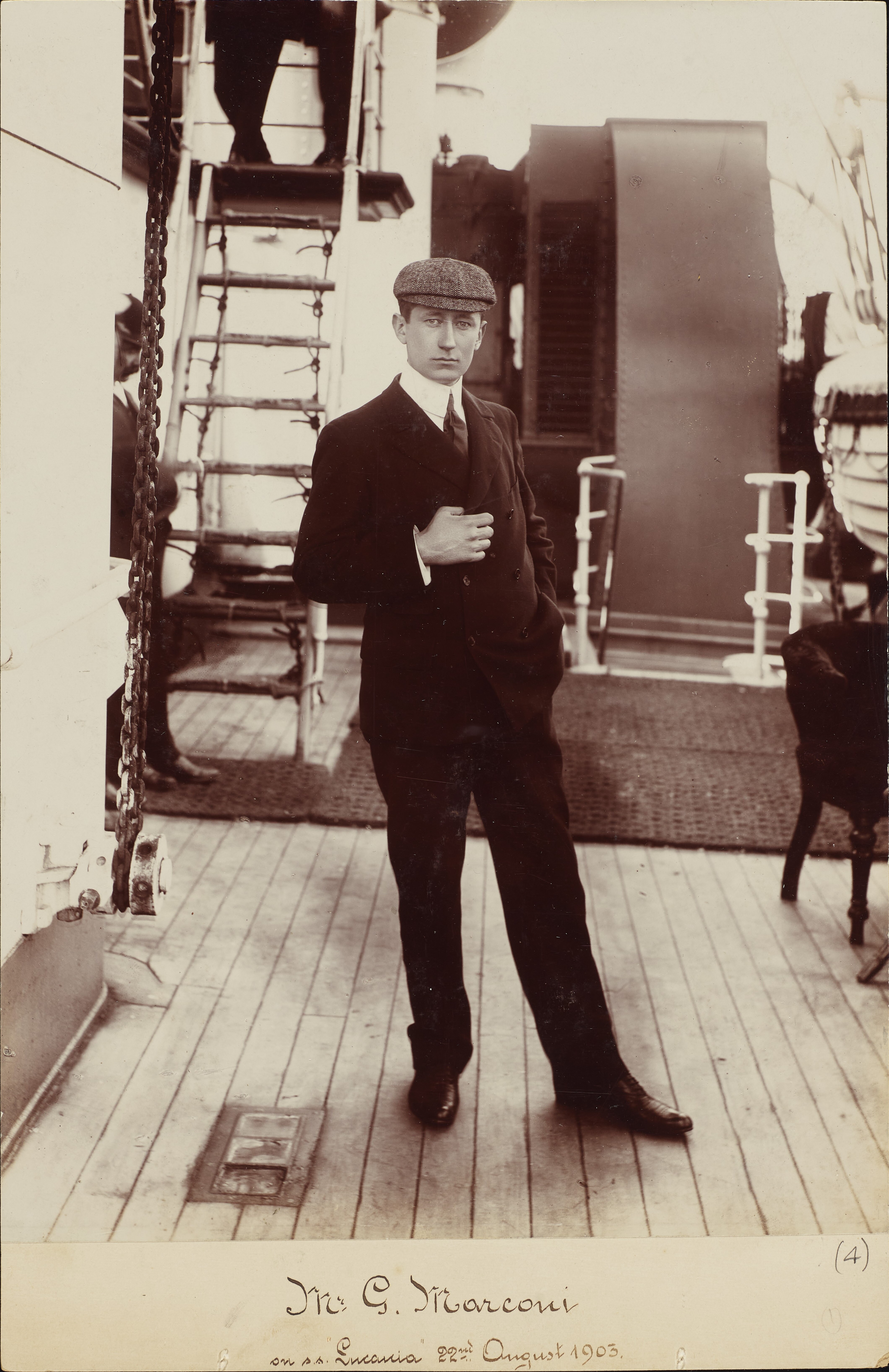 Marconi in posa sul ponte del transatlantico Lucania, il 22 agosto 1903 (Oxford, Bodleian Libraries, Marconi Archives) 