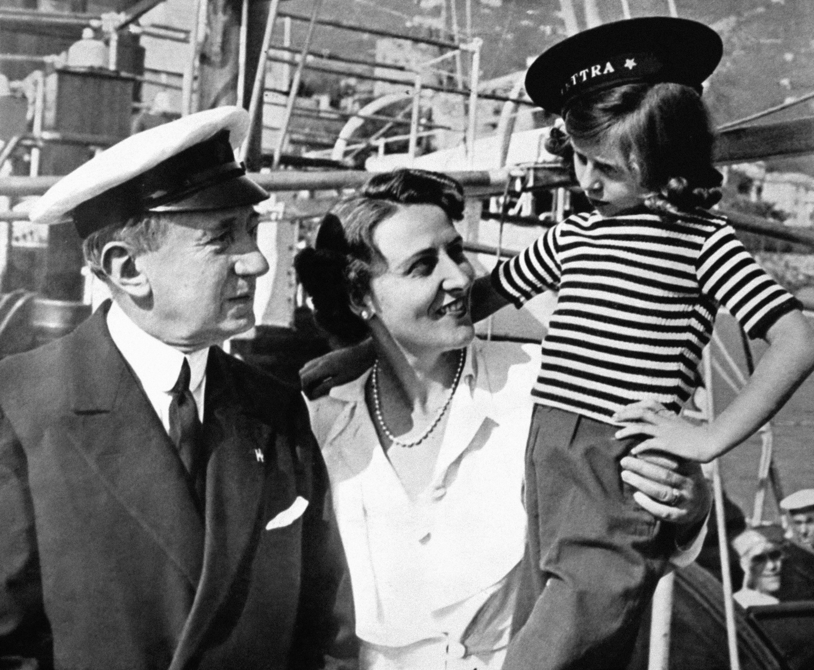 Guglielmo Marconi con moglie e figlia sul panfilo Elettra nel 1935 (Foto Farabola) 