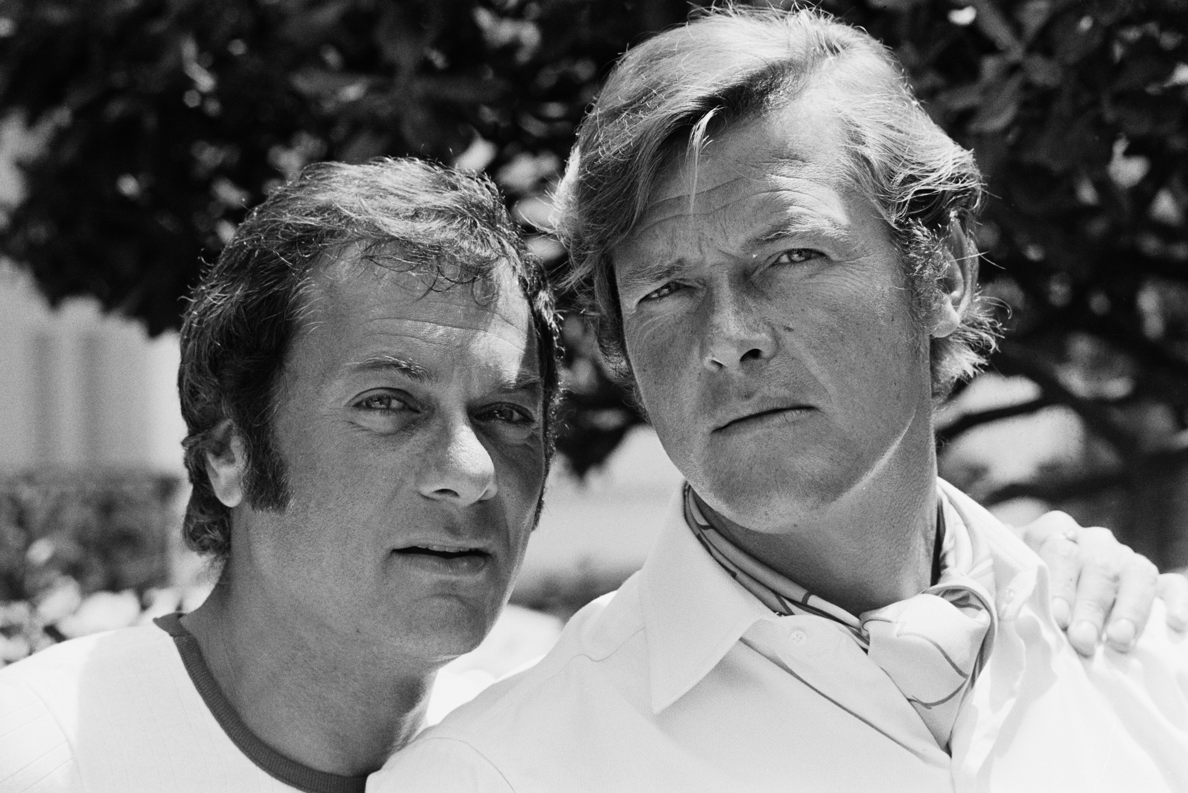 Tony Curtis e Roger Moore protagonisti della fortunata serie TV britannica "Attenti a quei due", 1970