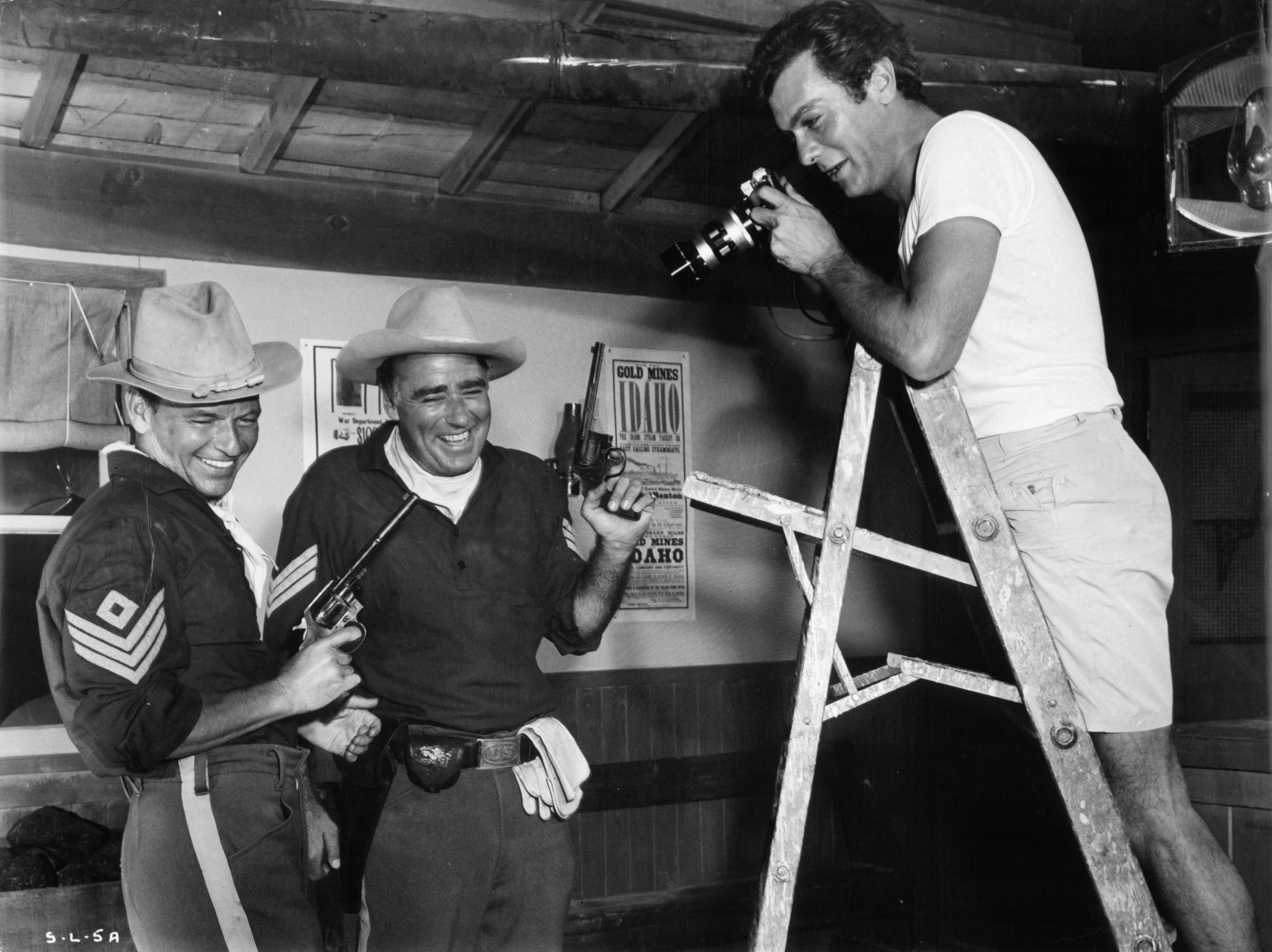 Con Frank Sinatra and Peter Lawford nel 1962 sul set di "Sergeant 3"