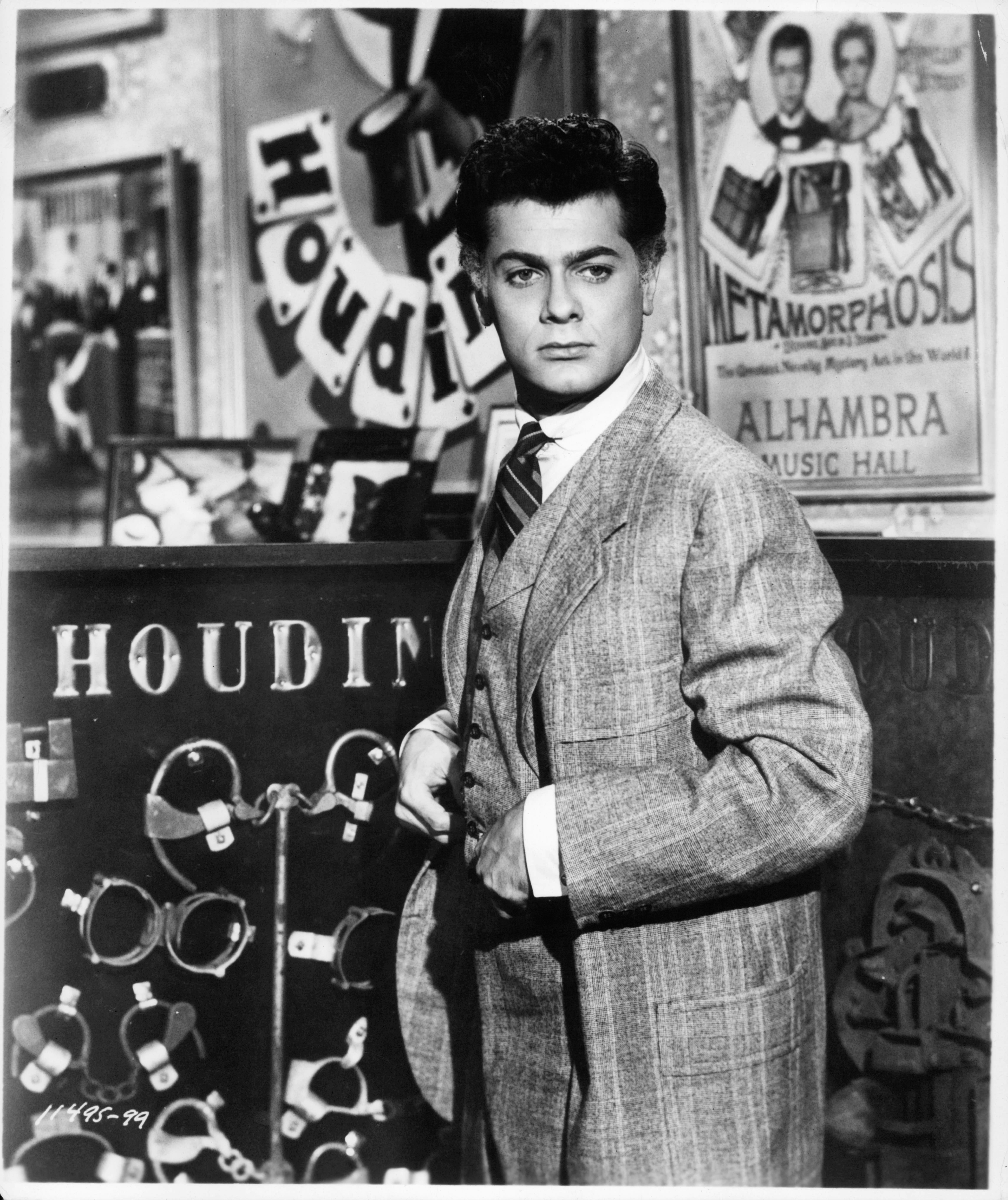 Tony Curtis nei panni del mago Houdinì, 1953