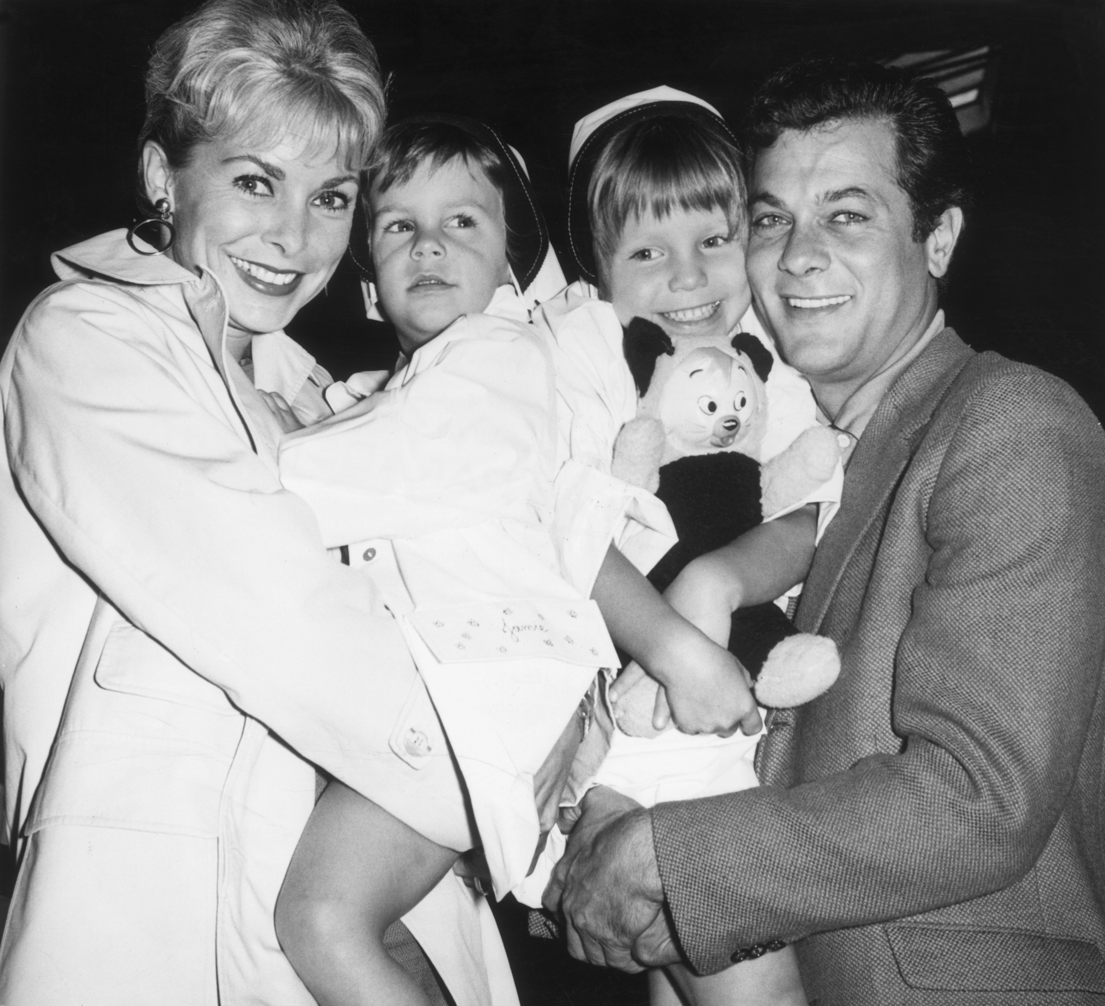 Janet Leigh e Tony Curtis con le figlie Kelly e Jamie Lee nel 1961