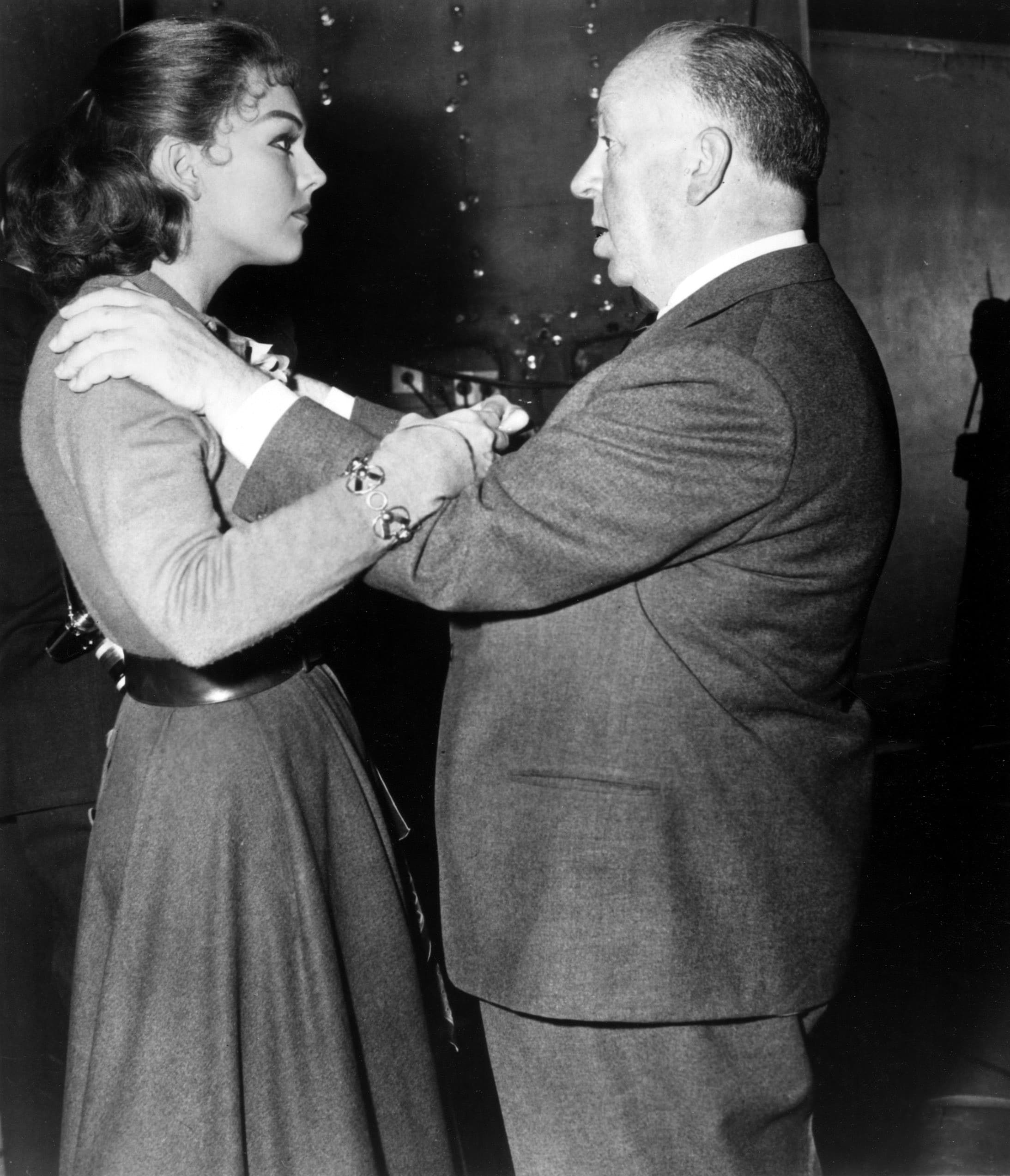 La Novak con Alfred Hitchcock nel 1958 sul set di "Vertigo", titolo originale di "La donna che visse due volte"