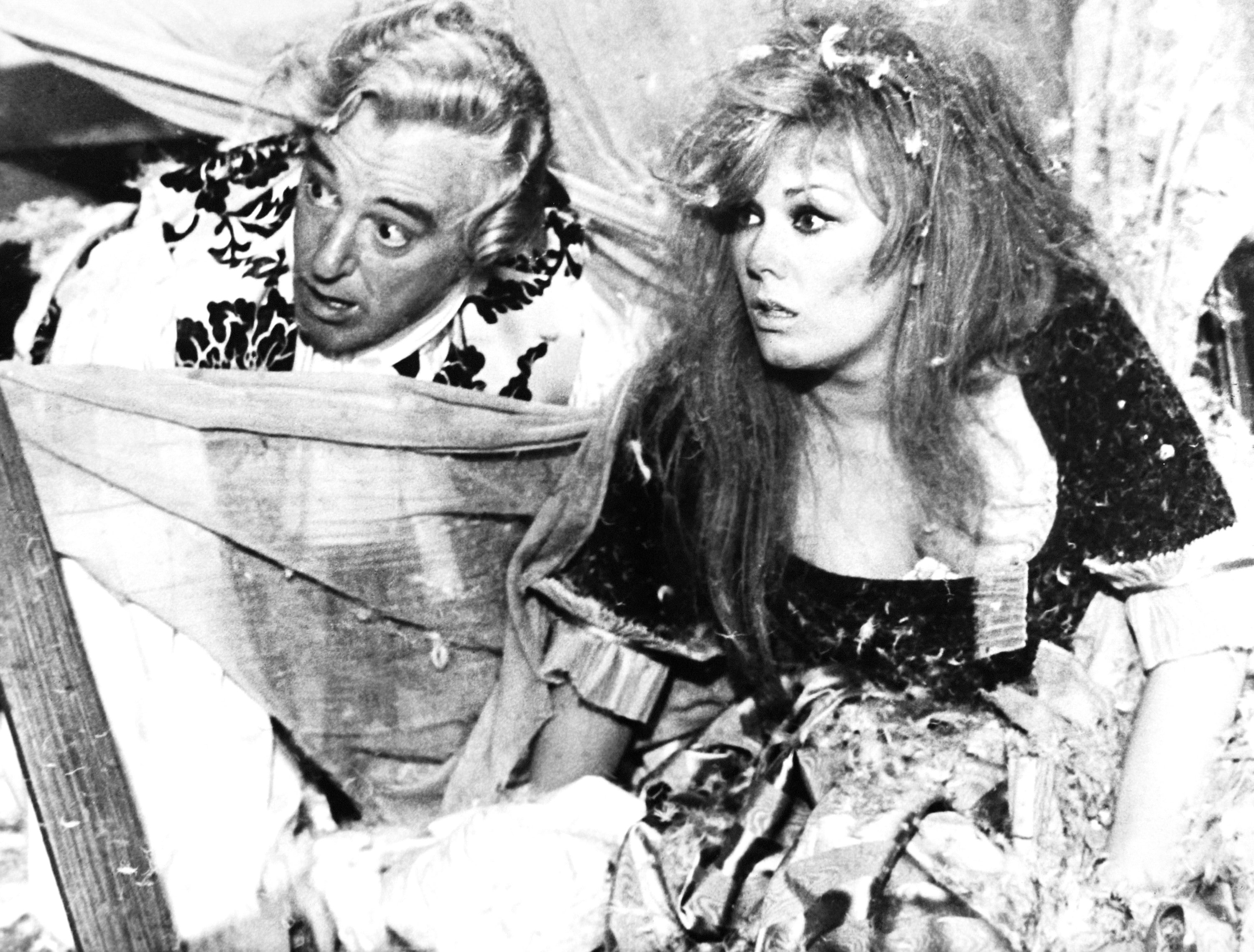 Con Vittorio De Sica in una scena di "Le avventure e gli amori di Moll Flanders" (1965)