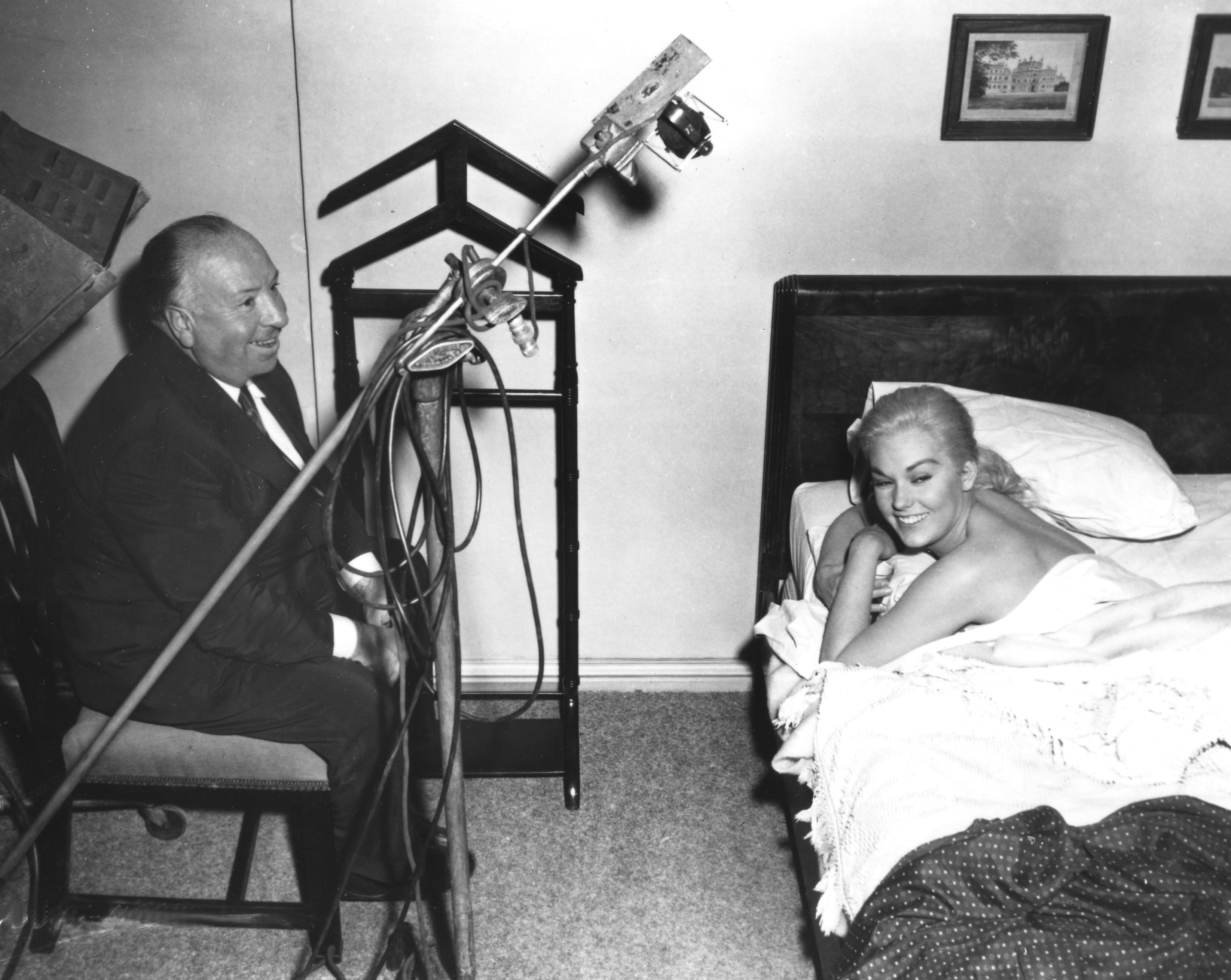 1958: sul set di "Vertigo" ("La donna che visse due volte") con il regista Alfred Hitchcock