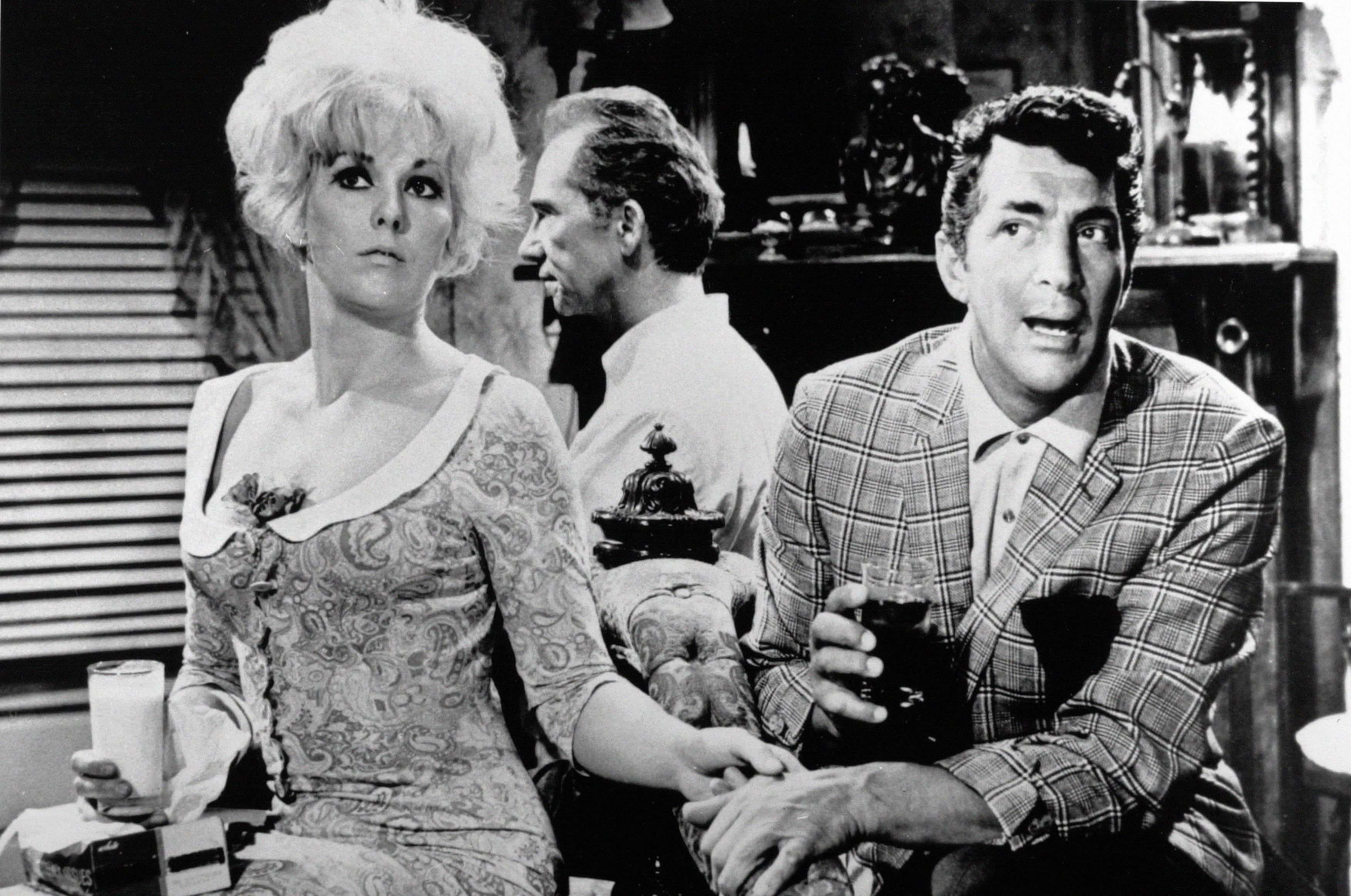 Con Dean Martin in una scena del film "Baciami stupido" (1964)