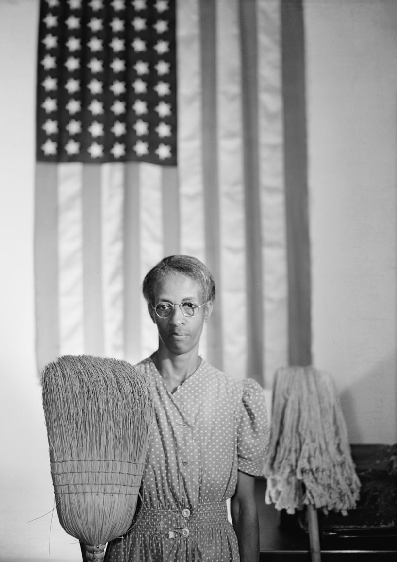 Il gotico americano di Gordon Parks. Ritratto di Ella Watson, donna delle pulizie del governo. Agosto 1942 Washington, D.C., USA. Foto di Gordon Parks (1912 – 2006) © Courtesy Farm Security Administration - Office of War Information Photograph Collection / Library of Congress 