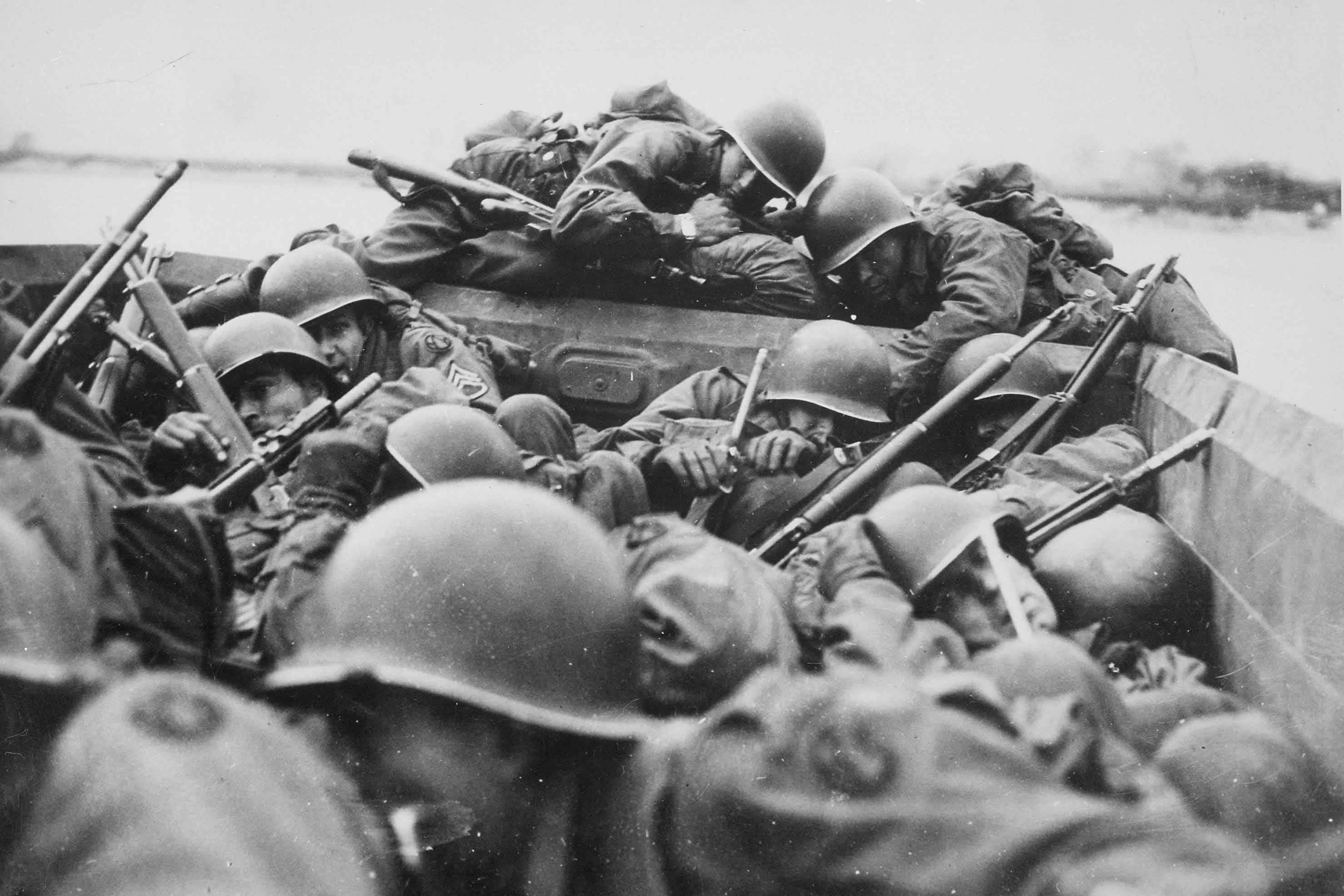 Durante l’attraversamento del Reno sotto il fuoco nemico a Saint Goar, marzo 1945. Autore sconosciuto o non fornito © courtesy U.S. National Archives and Records Administration 