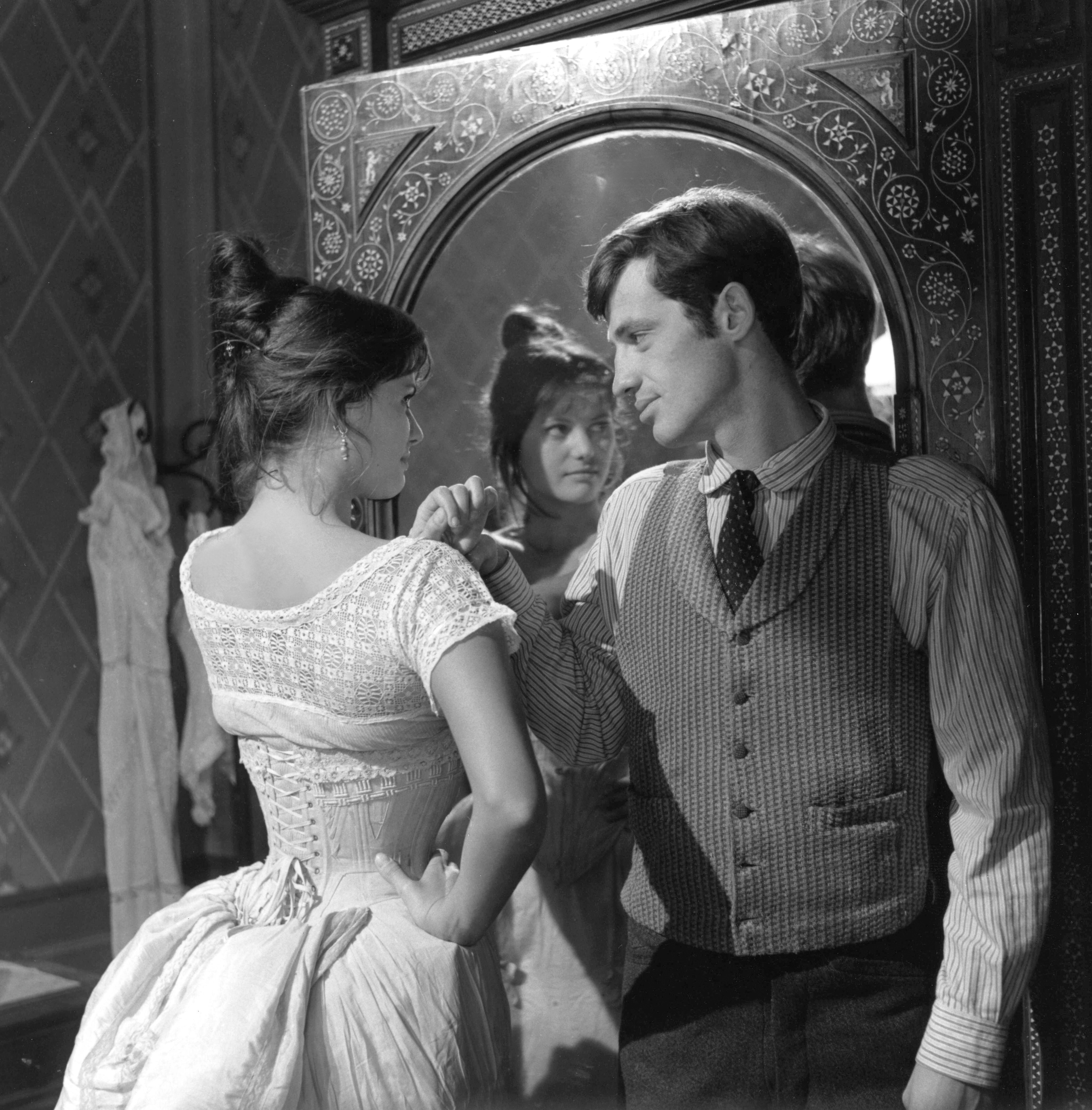 Una scena de "La viaccia" di Mauro Bolognini con Jean-Paul Belmondo, 1961