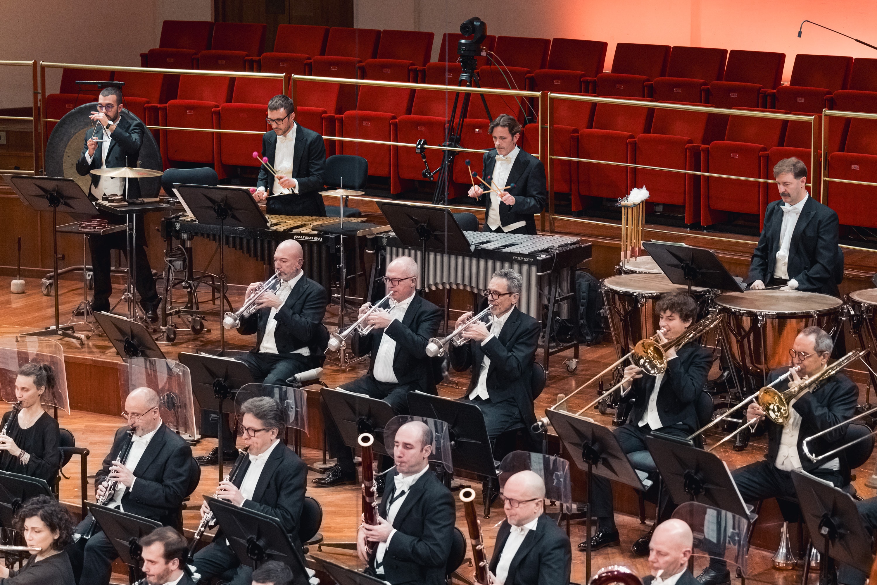 la colonna sonora di Vertigo, capolavoro cinematografico di Alfred Hitchcock, il Divertimento dal balletto Le baiser de la fée di Igor Stravinskij e la Sinfonia n. 6 in si minore op. 74 detta "Patetica" di Pëtr Il'ič Čajkovskij