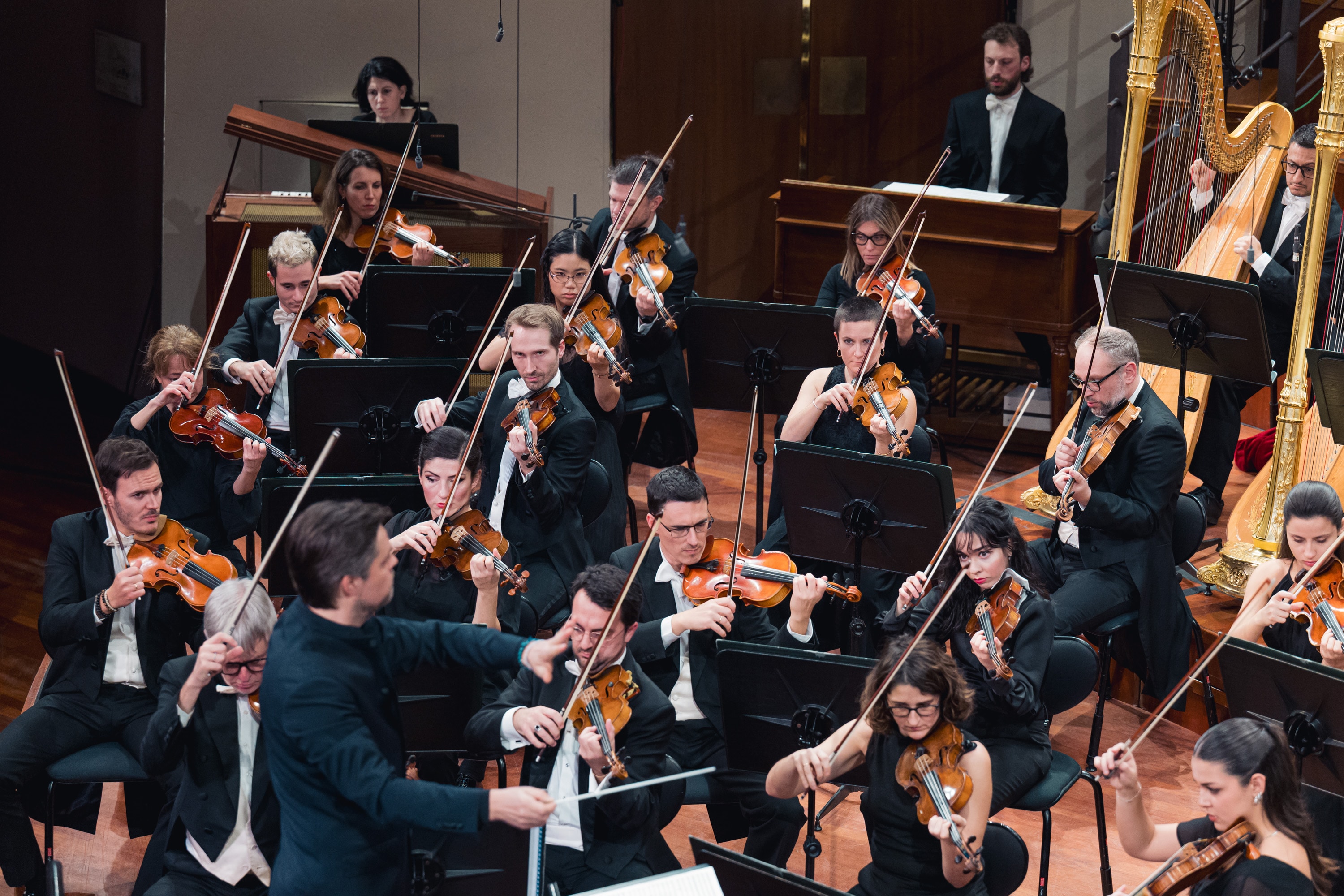 la colonna sonora di Vertigo, capolavoro cinematografico di Alfred Hitchcock, il Divertimento dal balletto Le baiser de la fée di Igor Stravinskij e la Sinfonia n. 6 in si minore op. 74 detta "Patetica" di Pëtr Il'ič Čajkovskij
