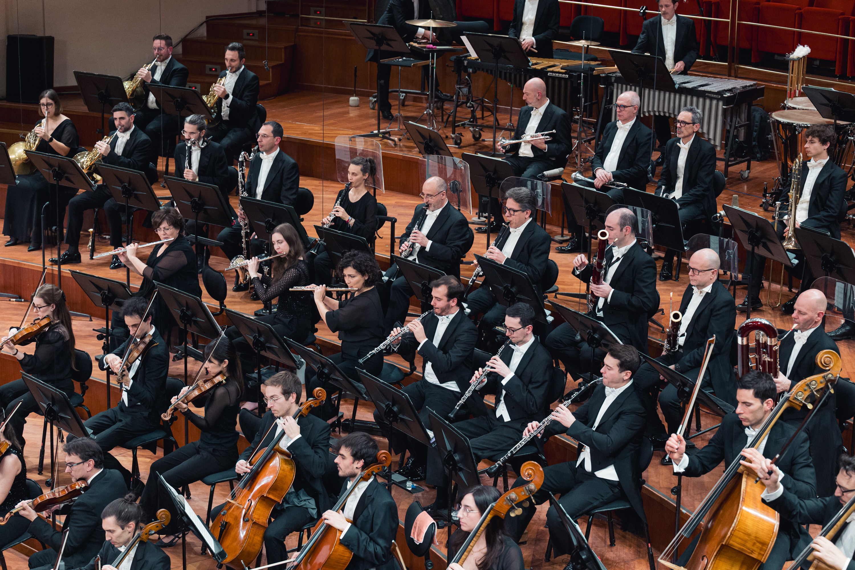 la colonna sonora di Vertigo, capolavoro cinematografico di Alfred Hitchcock, il Divertimento dal balletto Le baiser de la fée di Igor Stravinskij e la Sinfonia n. 6 in si minore op. 74 detta "Patetica" di Pëtr Il'ič Čajkovskij