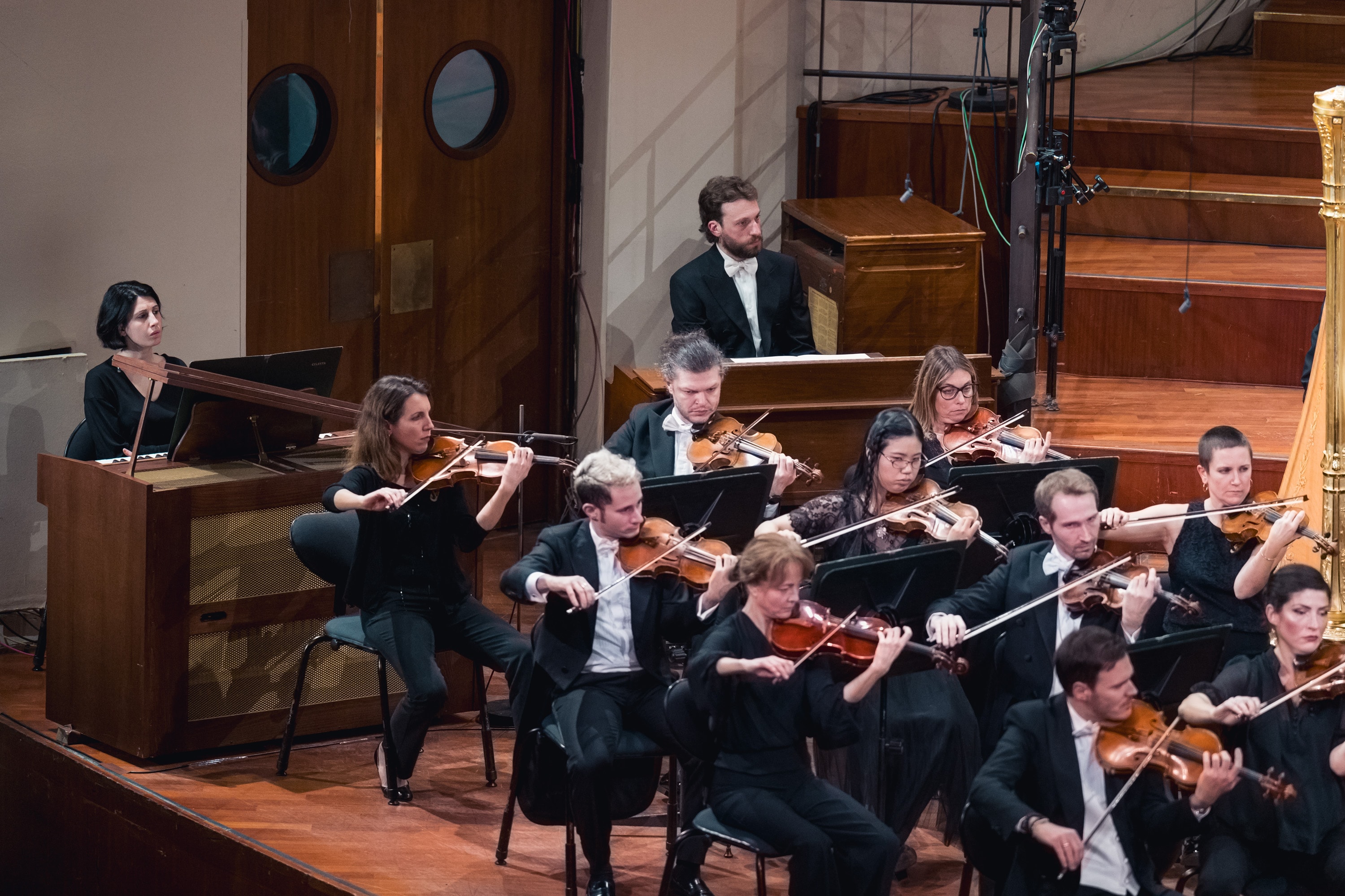 la colonna sonora di Vertigo, capolavoro cinematografico di Alfred Hitchcock, il Divertimento dal balletto Le baiser de la fée di Igor Stravinskij e la Sinfonia n. 6 in si minore op. 74 detta "Patetica" di Pëtr Il'ič Čajkovskij