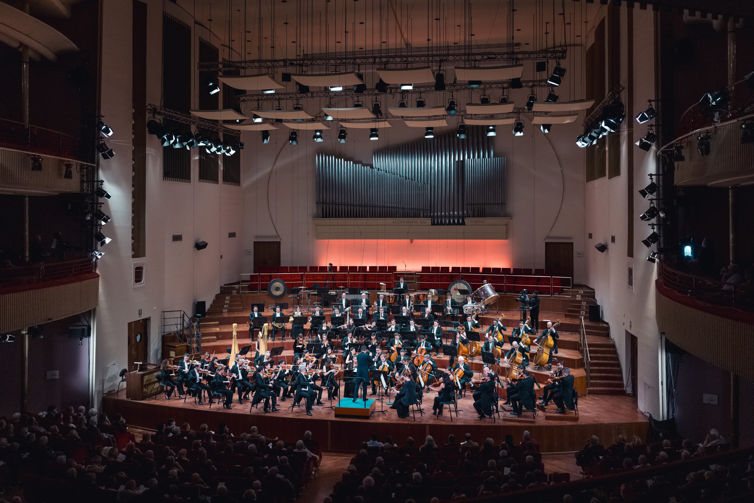 la colonna sonora di Vertigo, capolavoro cinematografico di Alfred Hitchcock, il Divertimento dal balletto Le baiser de la fée di Igor Stravinskij e la Sinfonia n. 6 in si minore op. 74 detta "Patetica" di Pëtr Il'ič Čajkovskij