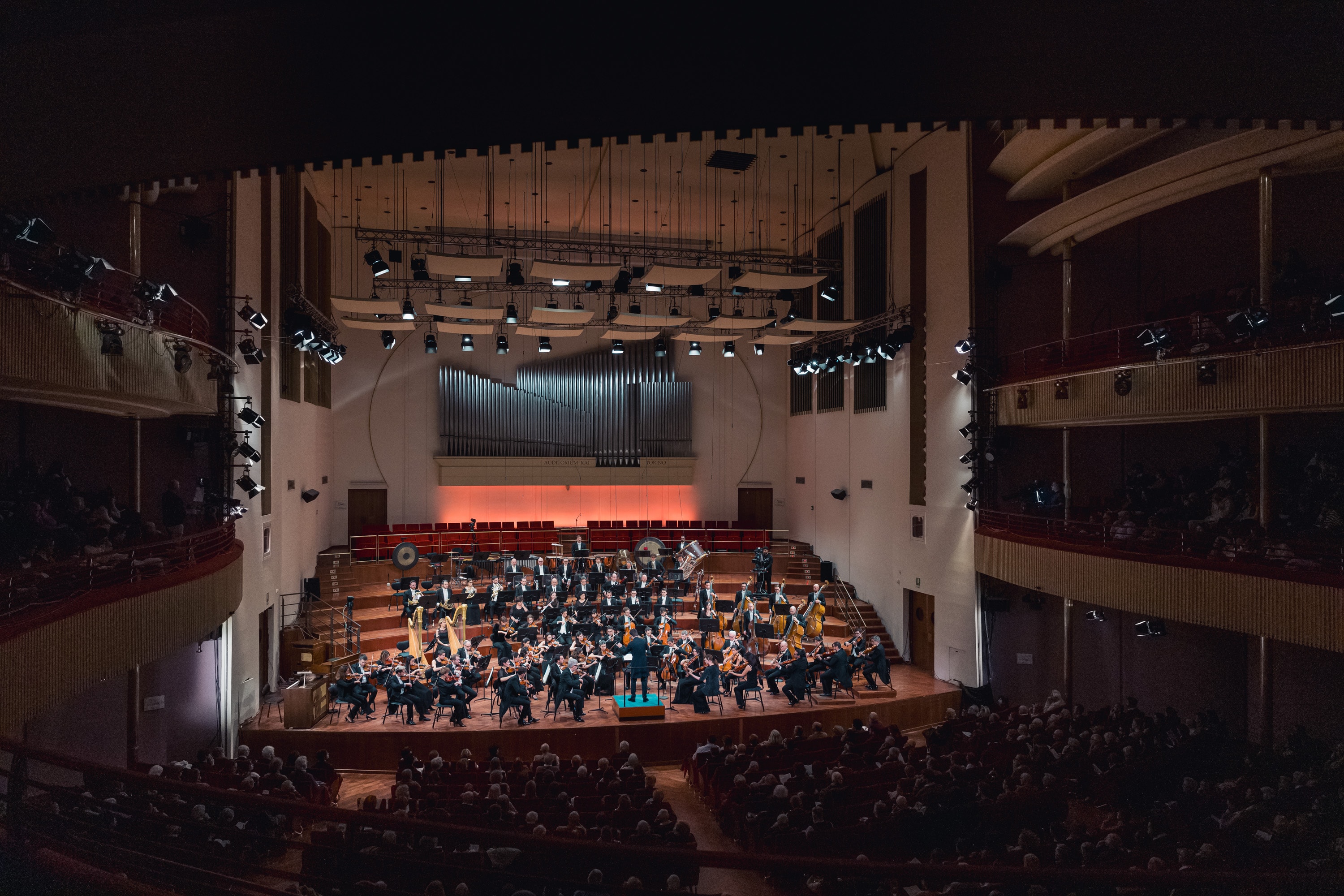 la colonna sonora di Vertigo, capolavoro cinematografico di Alfred Hitchcock, il Divertimento dal balletto Le baiser de la fée di Igor Stravinskij e la Sinfonia n. 6 in si minore op. 74 detta "Patetica" di Pëtr Il'ič Čajkovskij