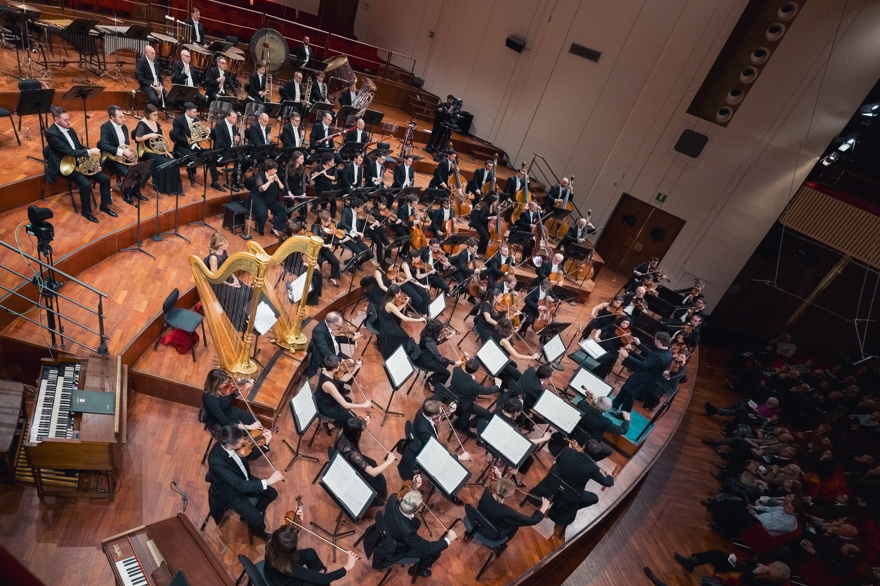 la colonna sonora di Vertigo, capolavoro cinematografico di Alfred Hitchcock, il Divertimento dal balletto Le baiser de la fée di Igor Stravinskij e la Sinfonia n. 6 in si minore op. 74 detta "Patetica" di Pëtr Il'ič Čajkovskij