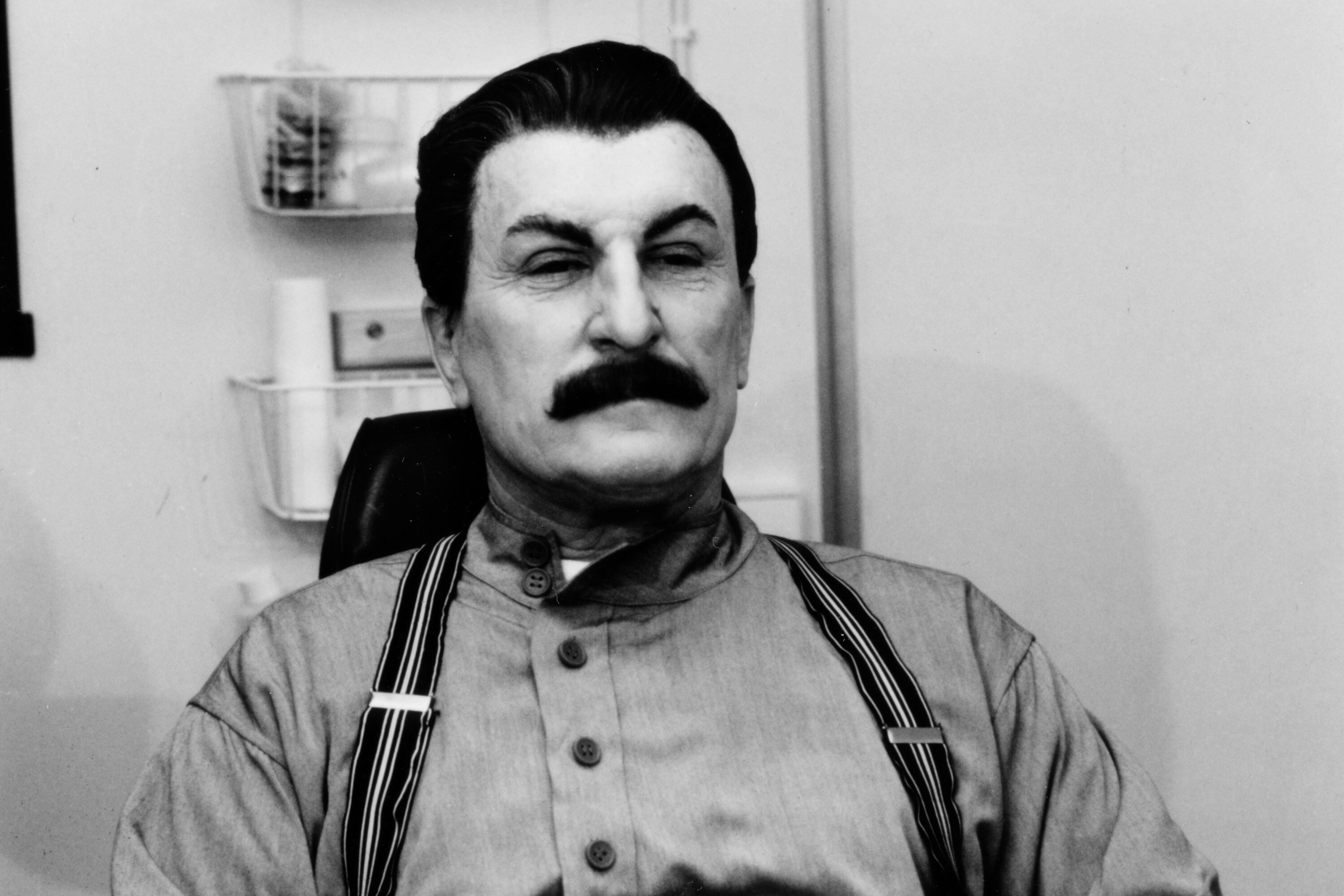 Robert Duvall, nel ruolo di Josef Stalin, sottoposto a una lunga sessione di trucco, 1992
