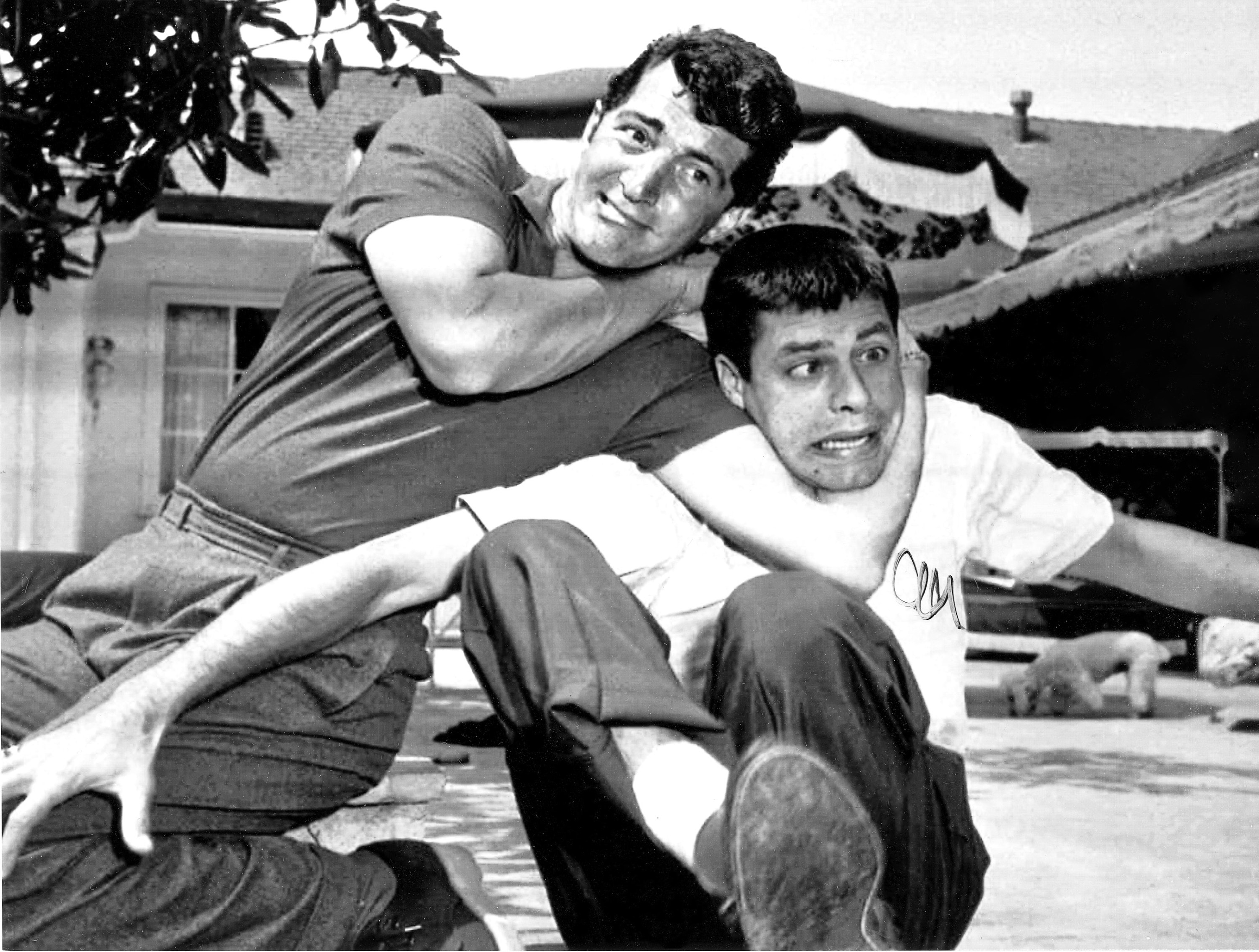 Anni '50: Dean Martin strangola scherzosamente Jerry Lewis