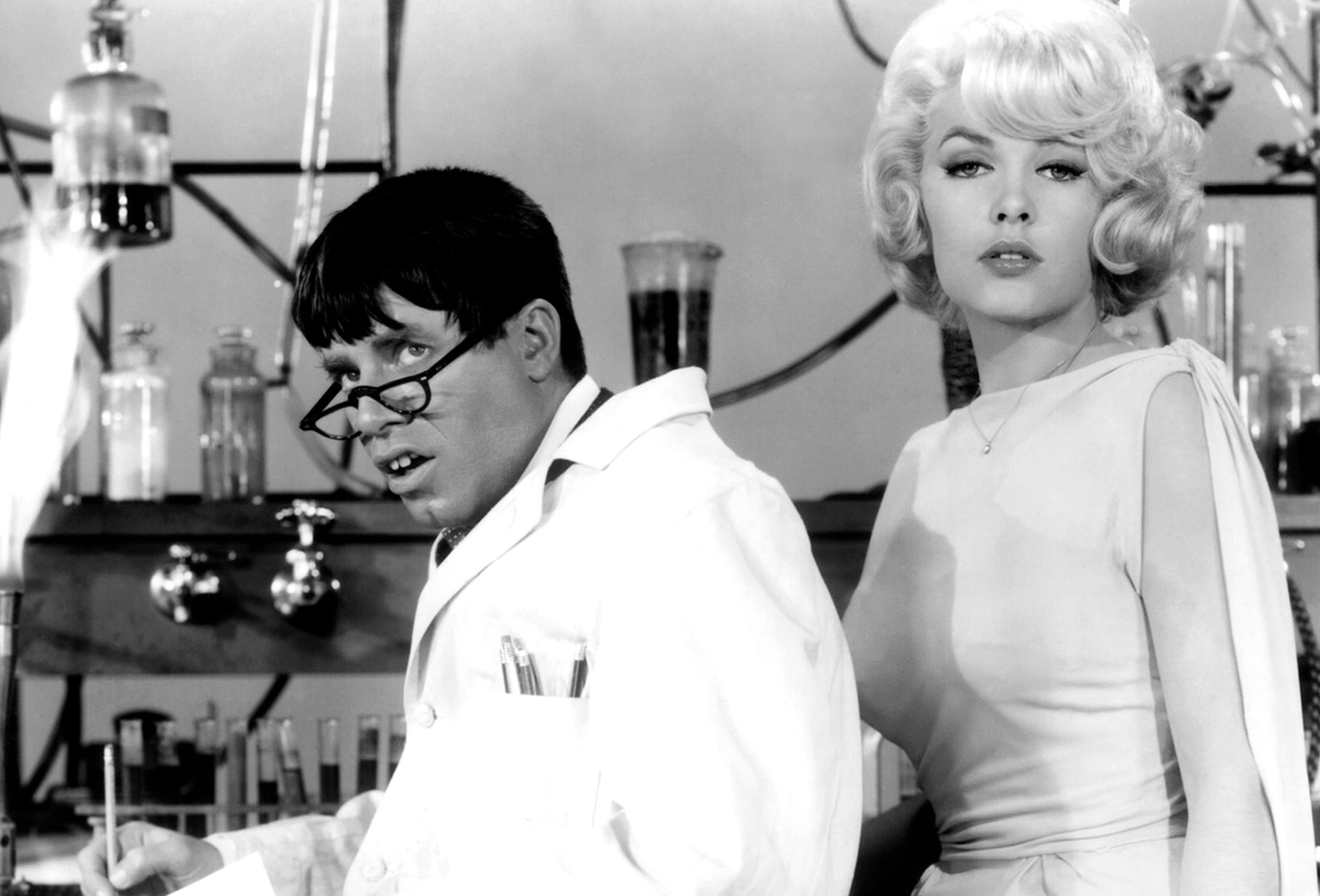 1963: una scena del film "Il professore matto" con l'attrice Stella Stevens