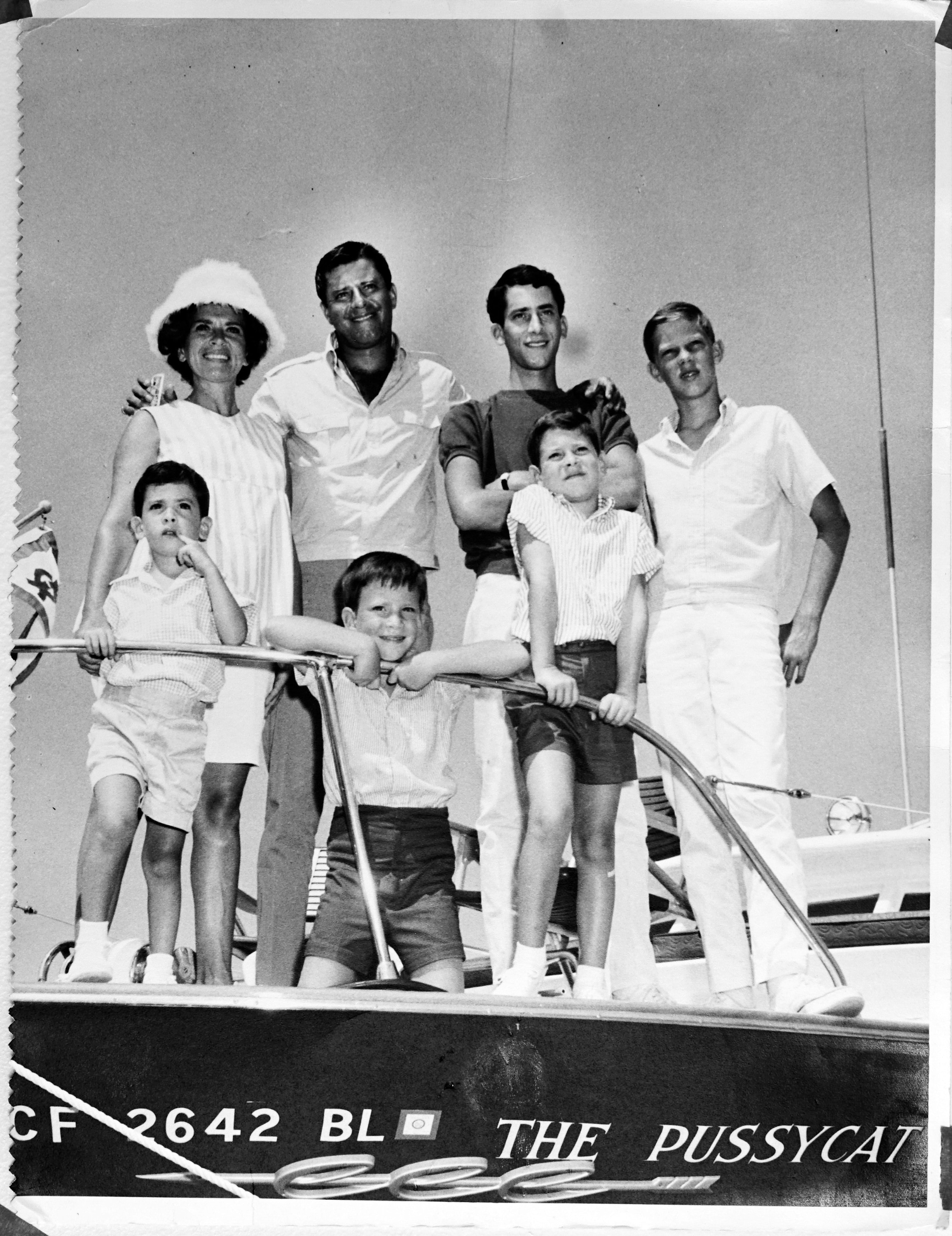 1965: Jerry Lewis e la sua prima moglie Patti Lewis sulla loro barca "The Pussycat" con i figli
