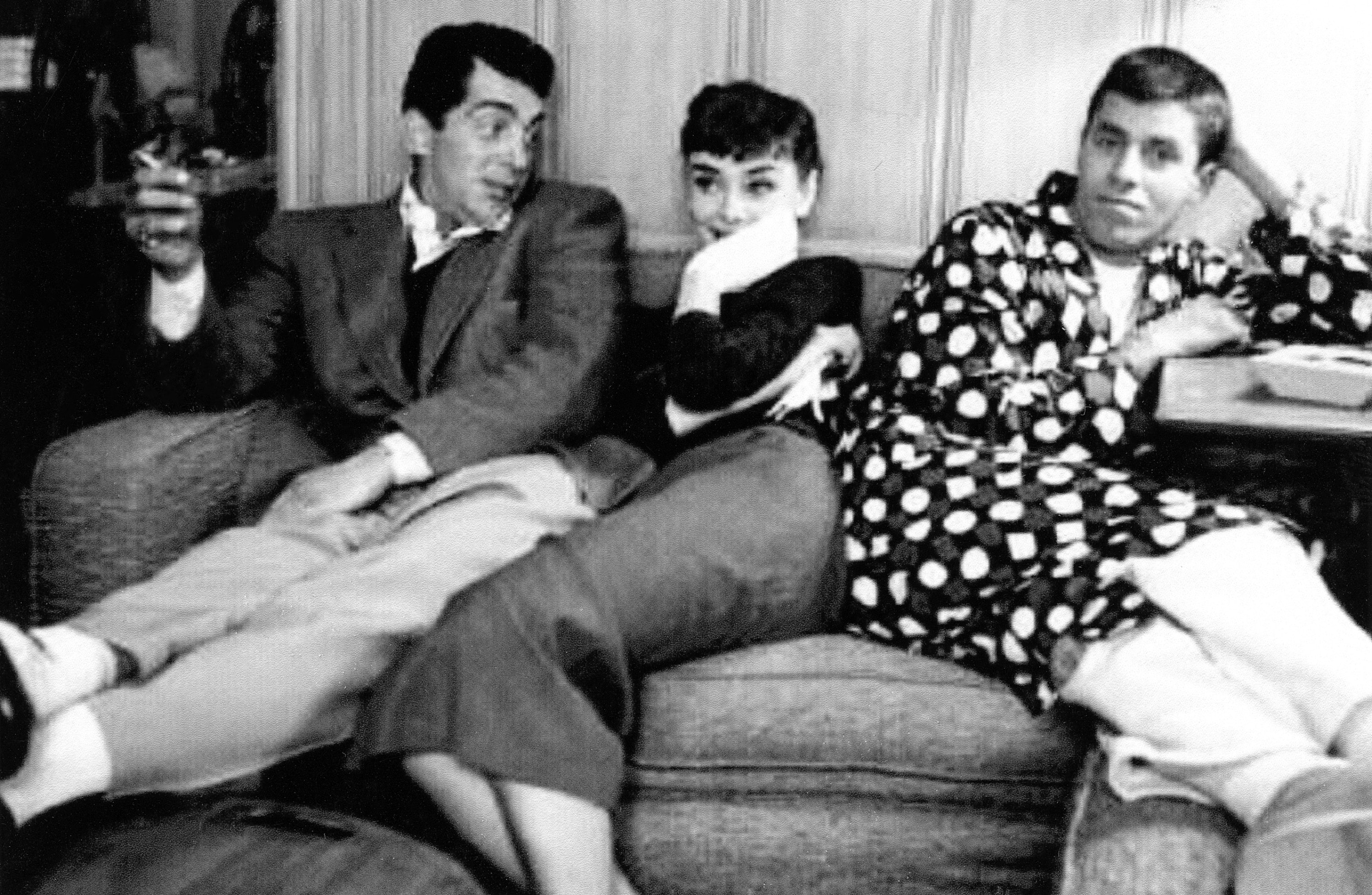 1954. Audrey Hepburn, impegnata nelle riprese di "Sabrina", nel suo camerino riceve la visita di Dean Martin (a sinistra) e Jerry Lewis 