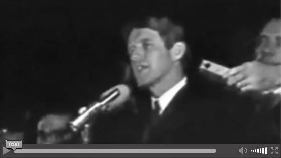  Robert Kennedy annuncia la morte di Martin Luther King