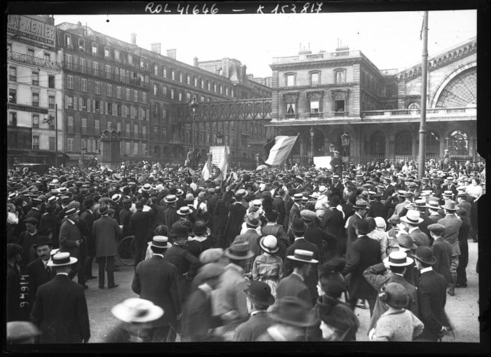 Parigini davanti alla Gare de l'Est